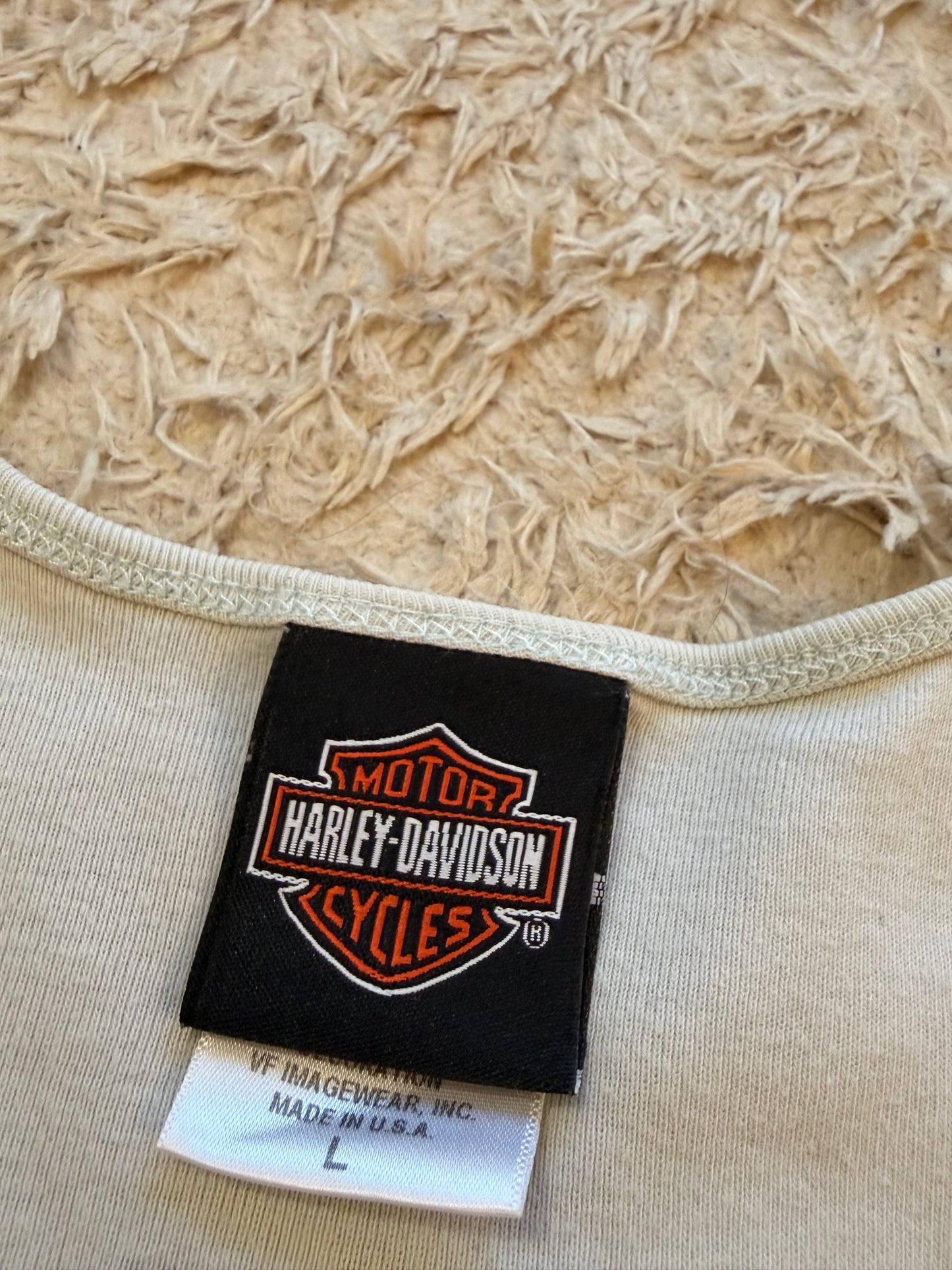 Débardeur Harley-Davidson Vintage 2008 Beige Sable Paillettes Argentées/Vertes Dos Ailes Myrtle Beach South Carolina 100% Coton Made in USA – Femme – Taille L