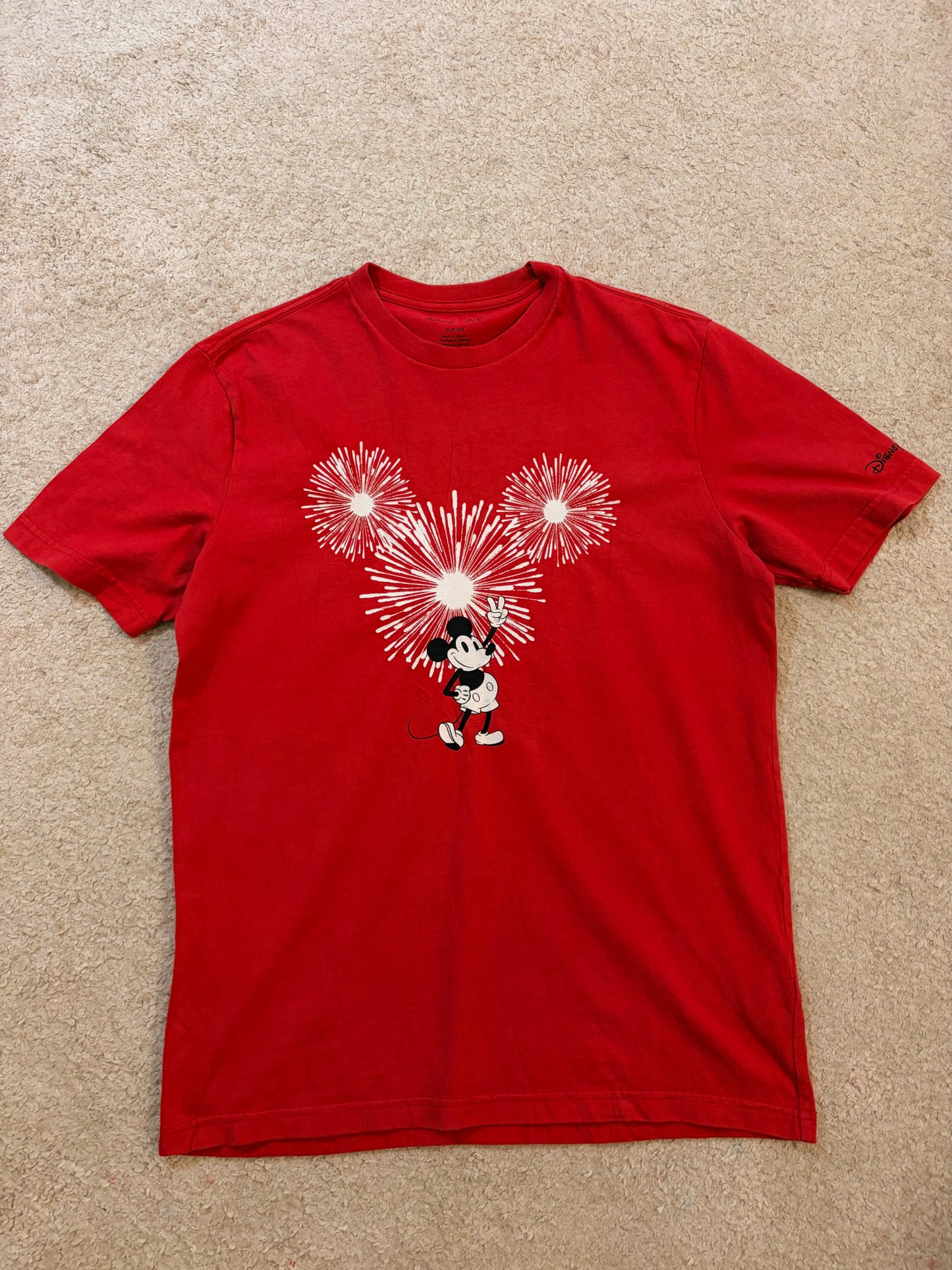T-shirt Disney x American Eagle Mickey Feux d’Artifice Rouge – Taille S