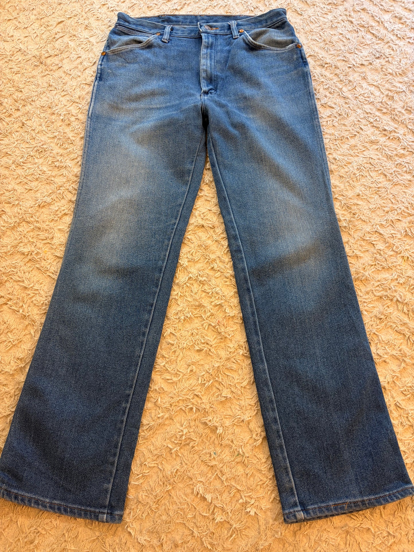 Jean Wrangler Vintage Authentic Straight Bleu Moyen Délavage Naturel 100% Coton Brut Bouton Relief Patch Logo Dos W34/L32 – Homme