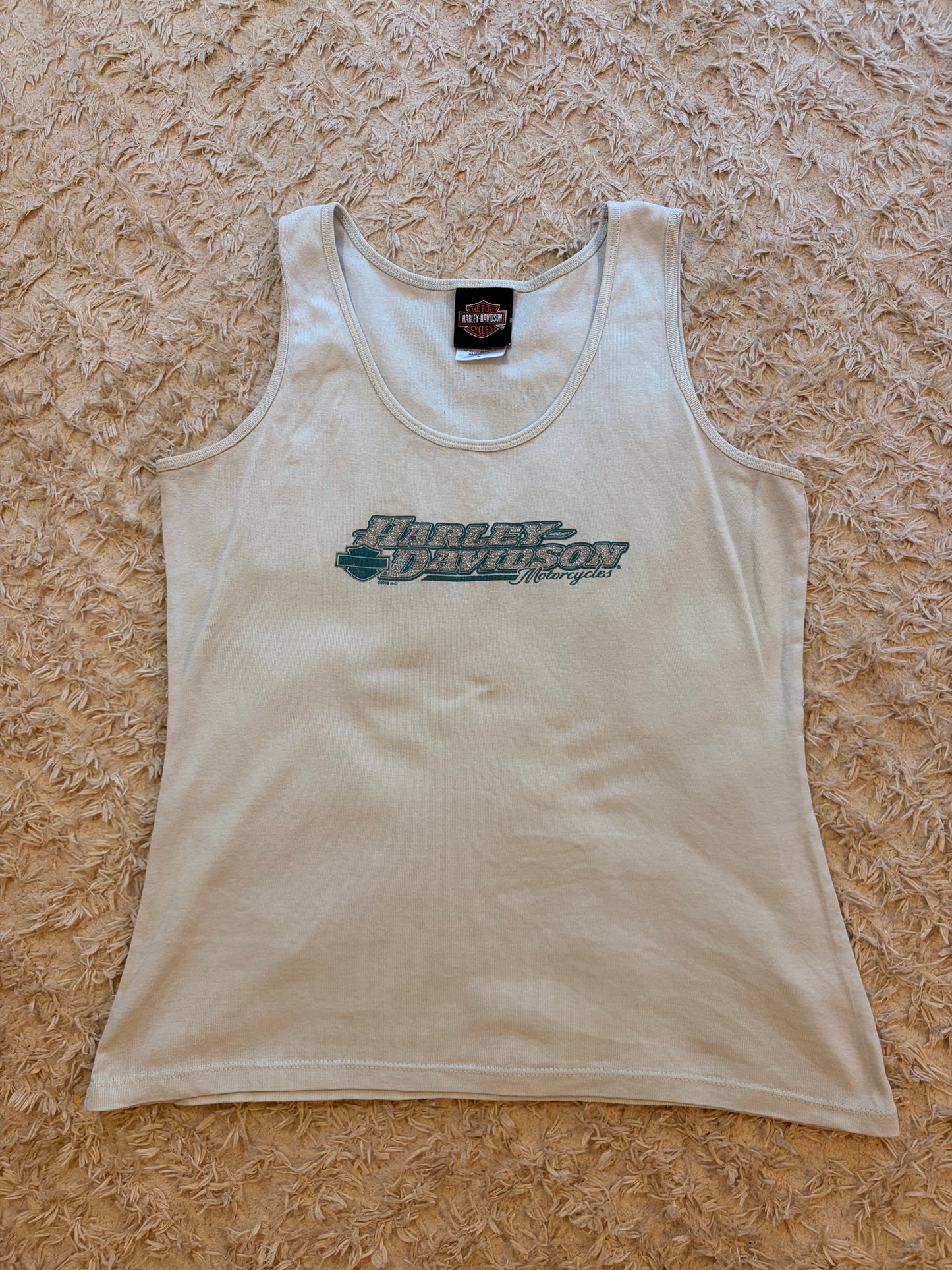 Débardeur Harley-Davidson Vintage 2008 Beige Sable Paillettes Argentées/Vertes Dos Ailes Myrtle Beach South Carolina 100% Coton Made in USA – Femme – Taille L
