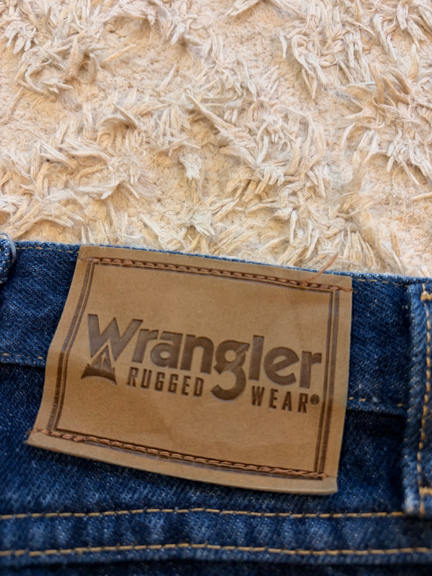 Jean Wrangler Rugged Wear Bleu Foncé Indigo 100% Coton Lourd Bouton Logoté Rivets Cuivre W40/L29 – Homme – Taille 50