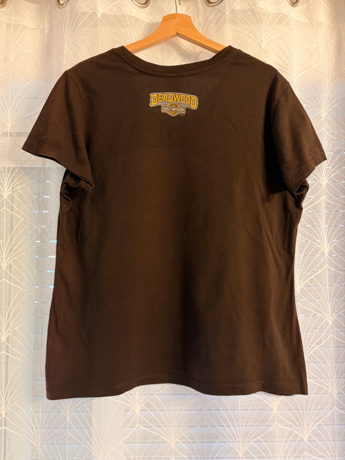 T-shirt Harley-Davidson Col V 2022 Deadwood South Dakota Marron Chocolat 100% Coton Logo Poitrine et Dos – Femme – Taille XL