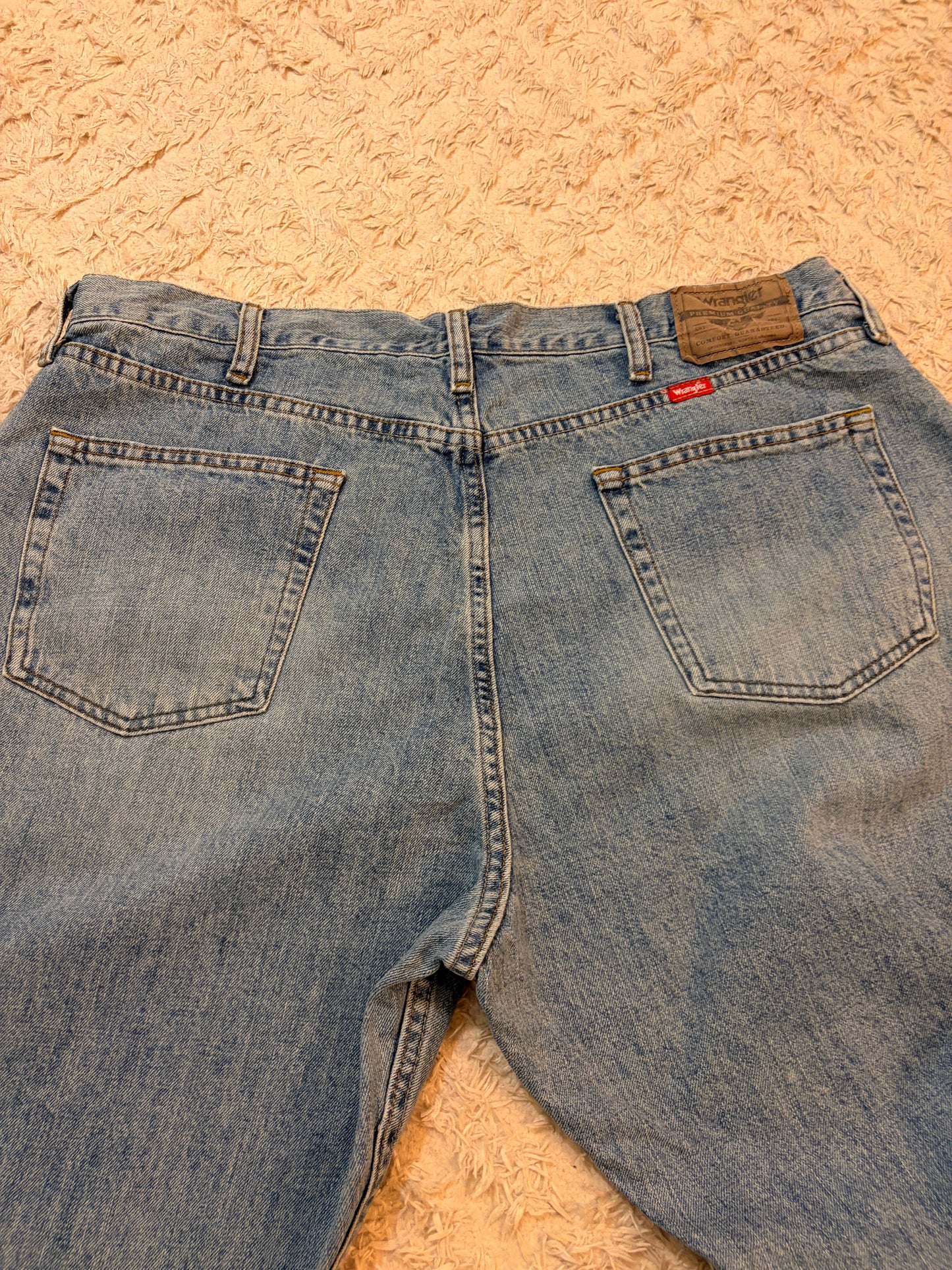 Jean Wrangler Premium Quality Relaxed Fit Bleu Clair Délavé 100% Coton W40/L30 (FR 48-50) – Homme Grande Taille – Très Bon état