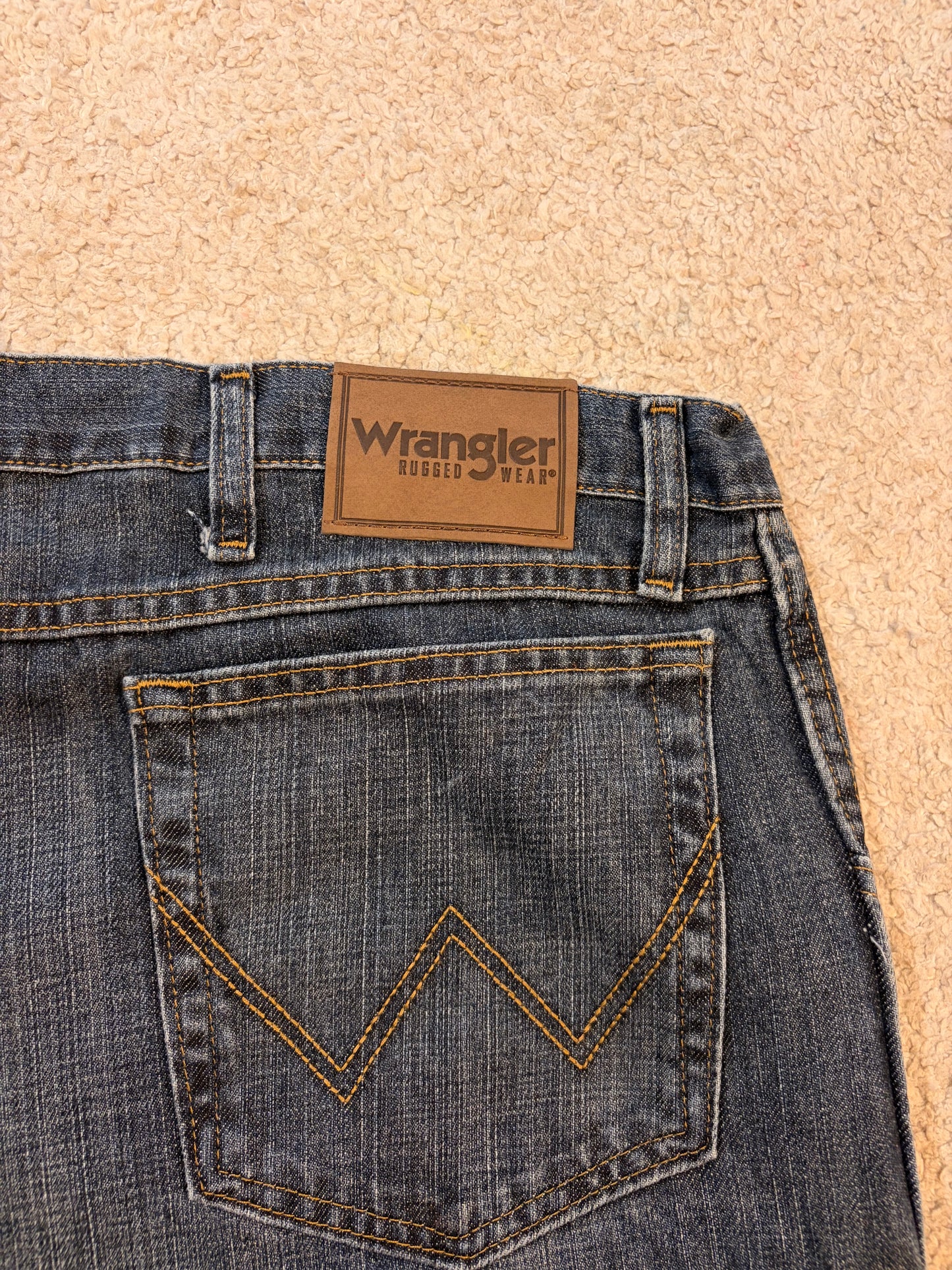 Jean Wrangler Rugged Wear Bleu Brut Straight Fit 100% Coton – Taille W42 L34 | Seconde Main