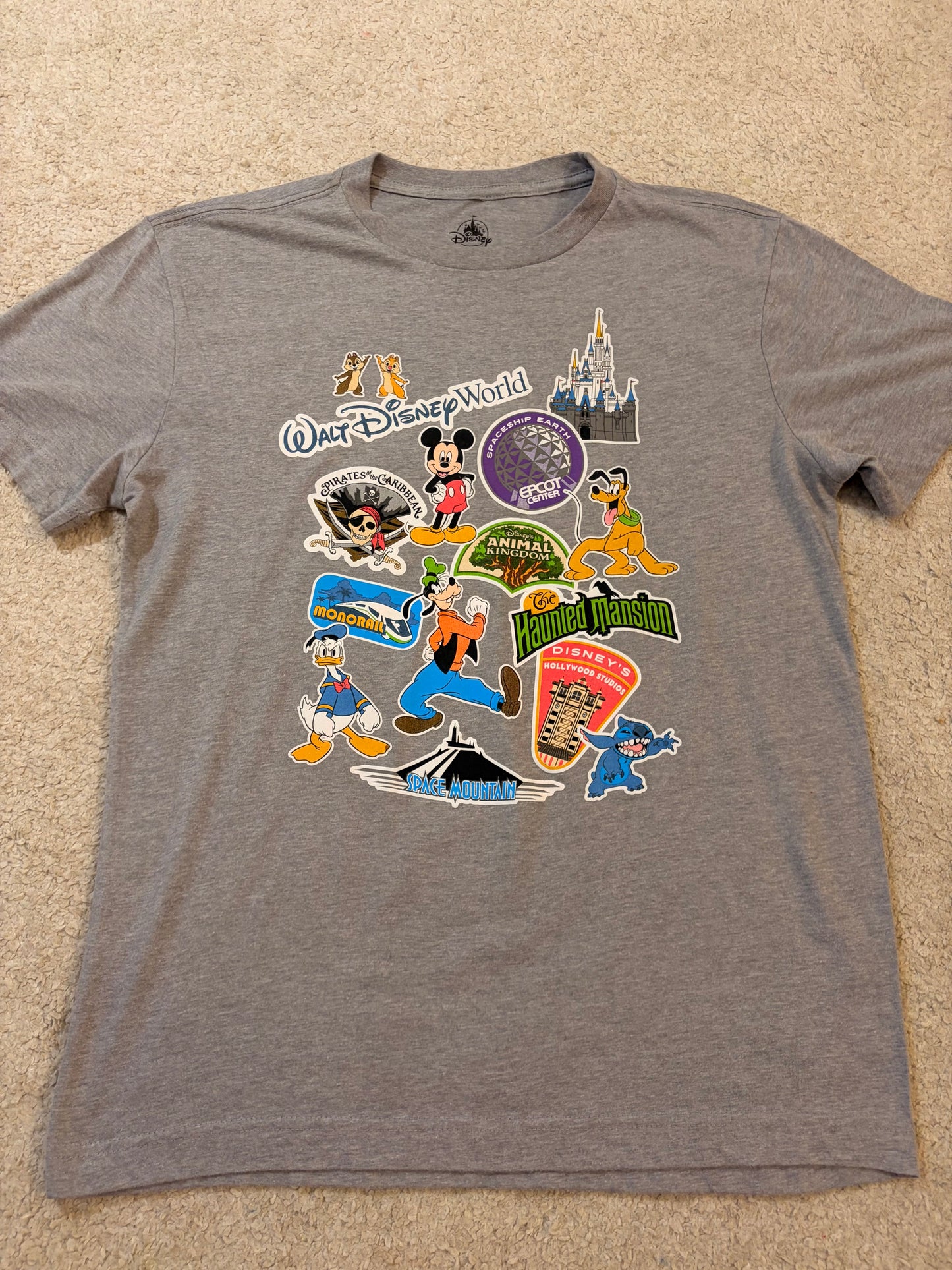 T-shirt Walt Disney World Multi-Logos Attractions Badges Mickey Stitch EPCOT Gris Chiné – Mixte – Taille L