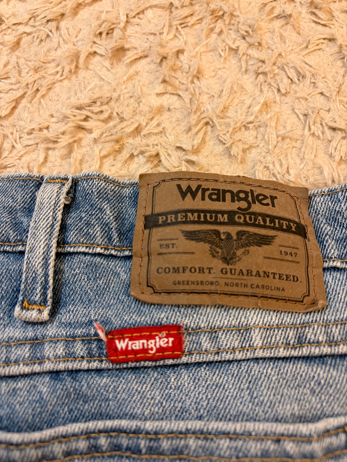 Jean Wrangler Premium Quality Classic Straight Bleu Clair Délavé 99% Coton Spandex W44/L32 (FR 52-54) – Homme Grande Taille – Très Bon état