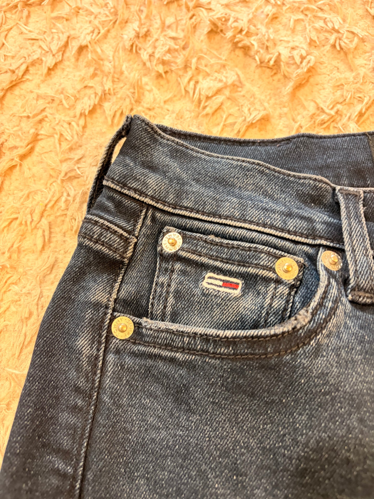 Jean Tommy Jeans Sylvia High Flare Bleu Foncé Brut W25/L32 98% Coton 2% Élasthanne Raw Hem Taille Haute – Femme