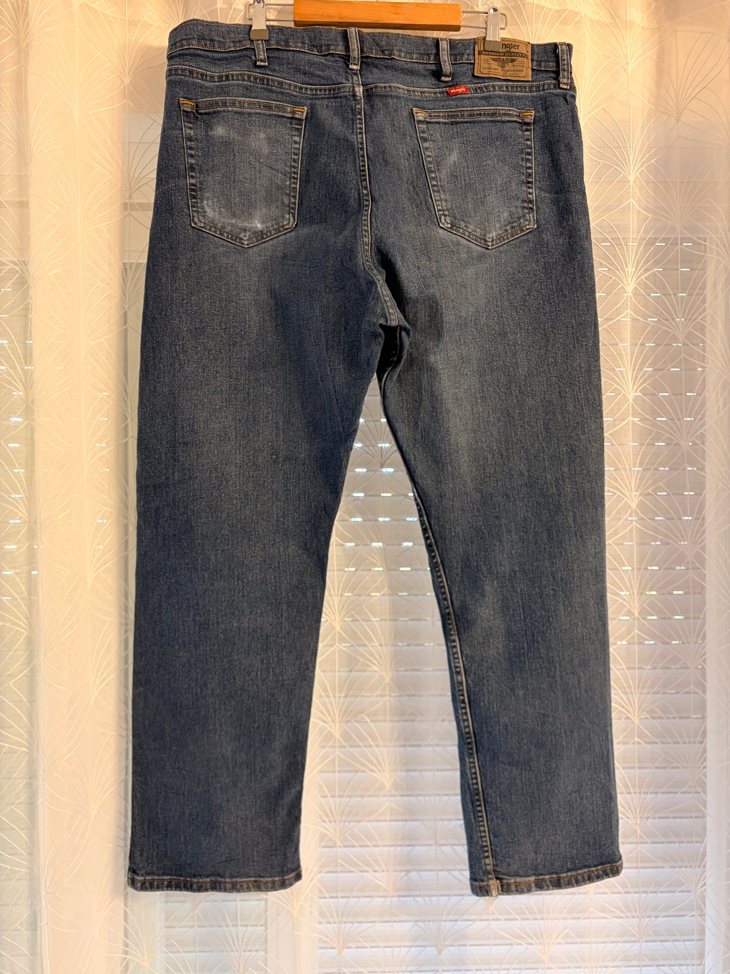 Jean Wrangler Premium Quality Comfort Guaranteed Bleu Moyen Délavage Naturel 86% Coton 12% Polyester 2% Élasthanne Regular Straight Made in Mexico W40/L30 – Homme – Taille 50