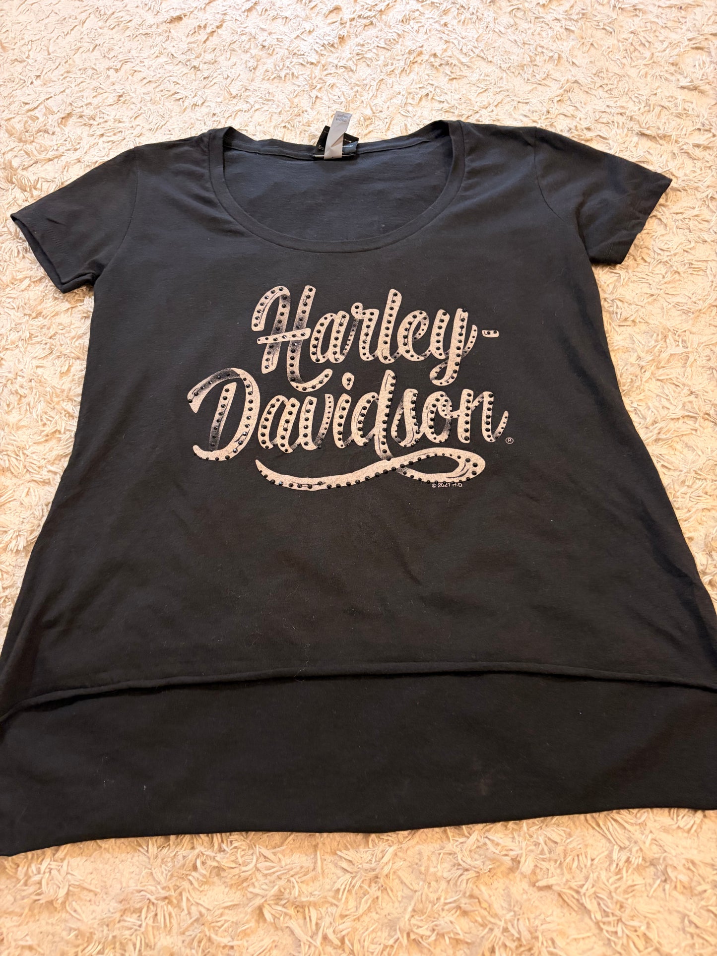 T-shirt Harley-Davidson 50ème Anniversaire Apol's Minnesota 1972-2022 Noir Strass Noirs Lettrage Argenté Bas Asymmétrique – Femme – Taille S