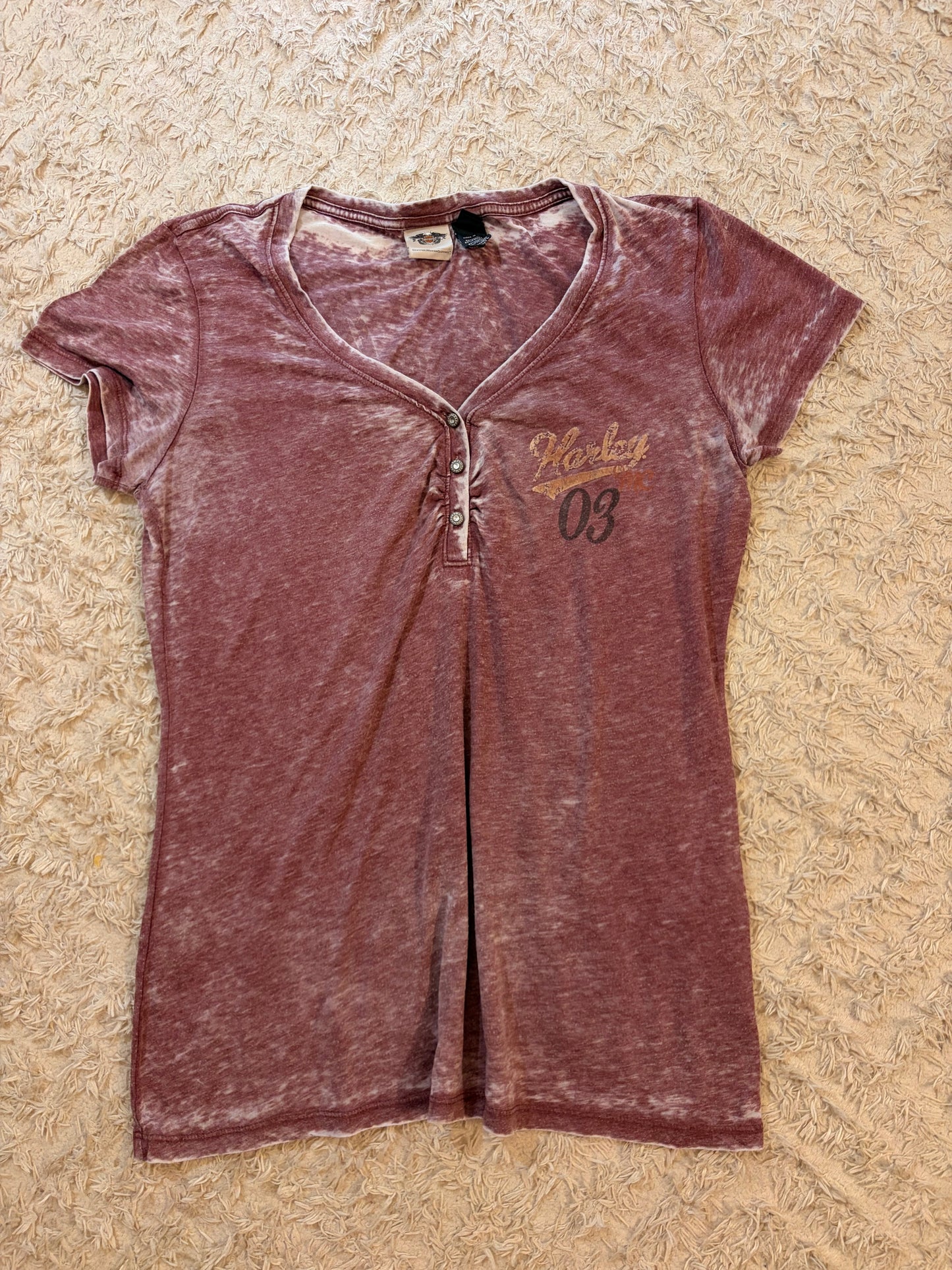 T-shirt Harley-Davidson MotorClothes Col Tunisien Boutoné Acid Wash Pourpre/Bordeaux Délavé Paillettes Dorées Freedom of the Road 1903 – Femme – Taille L