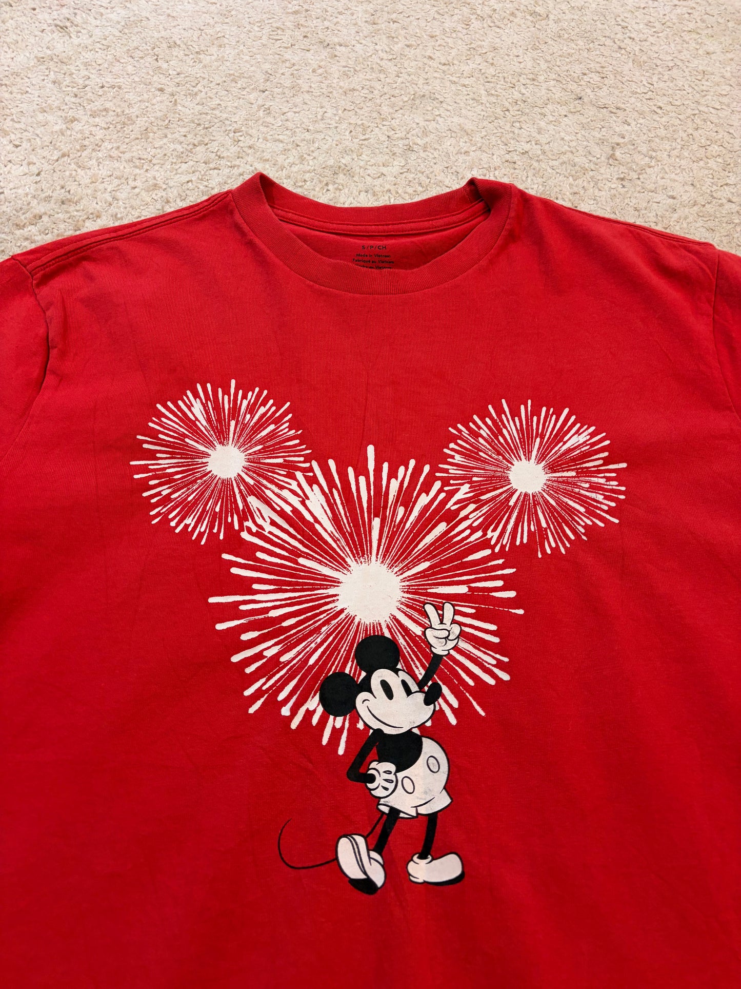T-shirt Disney x American Eagle Mickey Feux d’Artifice Rouge – Taille S