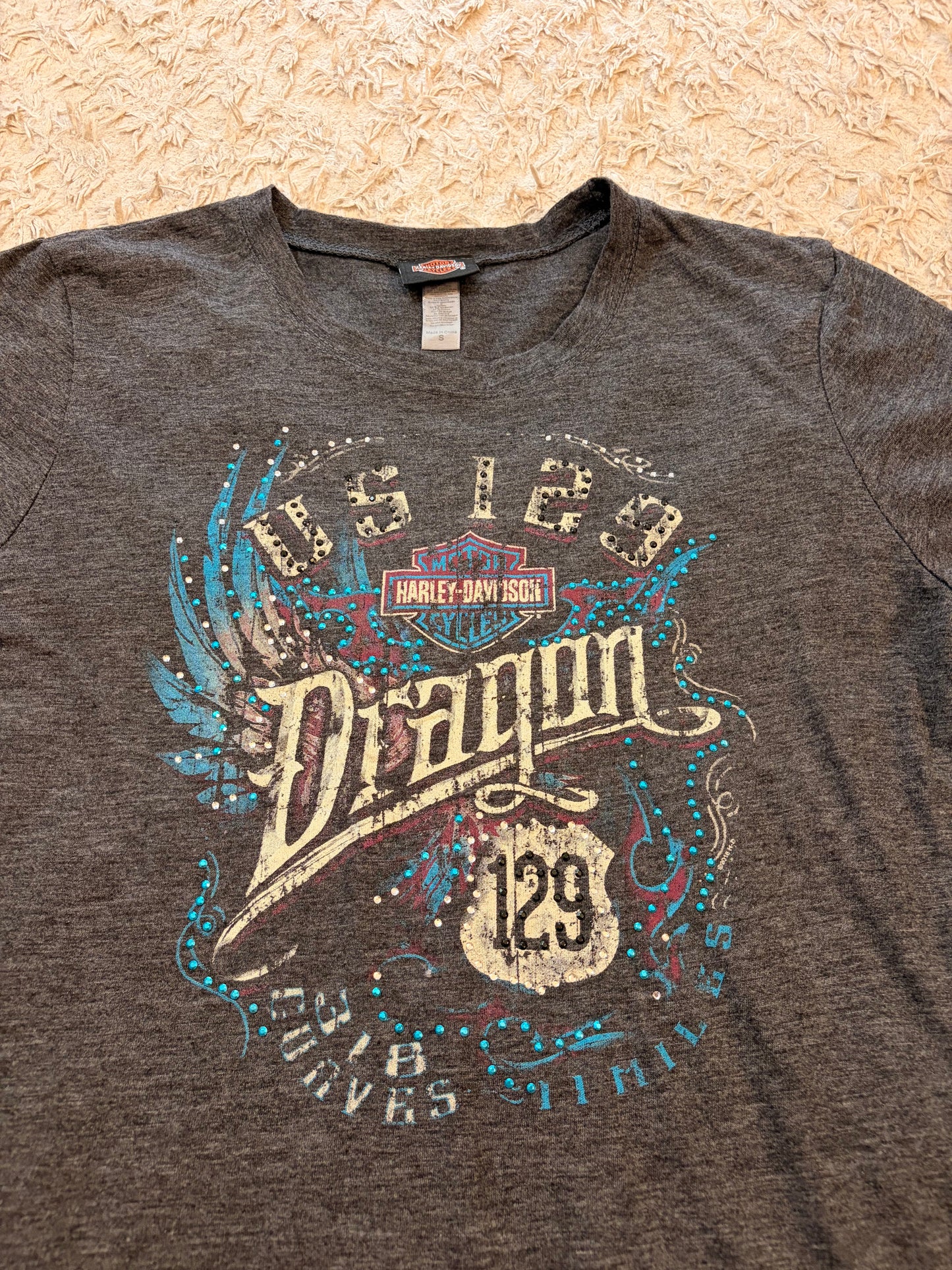 T-shirt Harley-Davidson US 129 Tail of the Dragon Tallassee Tennessee Gris Anthracite Chiné Ailes Bleu Turquoise Effet Vintage 65% Polyester – Femme – Taille S