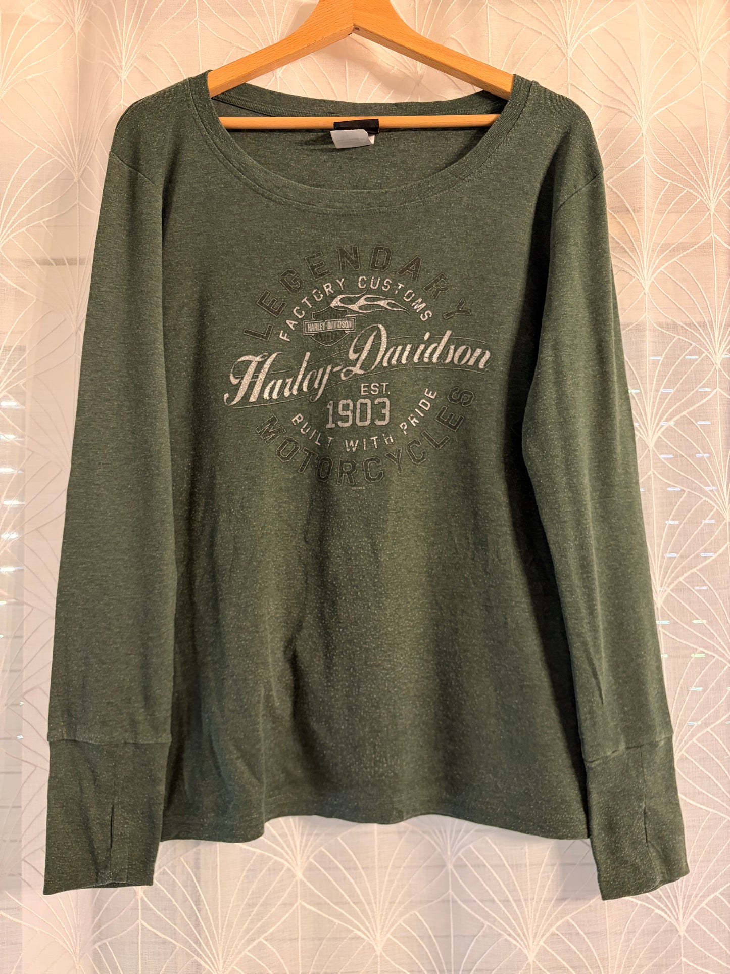 T-shirt Manches Longues Harley-Davidson Legendary Factory Customs Vert Kaki Chiné Passe-Pouces Effet Distressed – Femme – Taille L