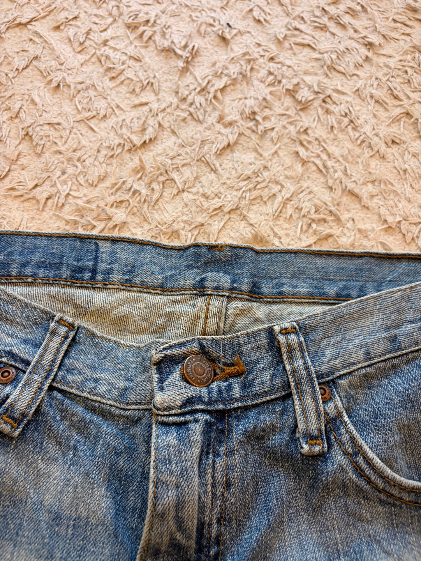 Jean Wrangler Vintage Droit Bleu Clair Délavé Shadow Patch 100% Coton – Homme – Taille W32/L30 (42)