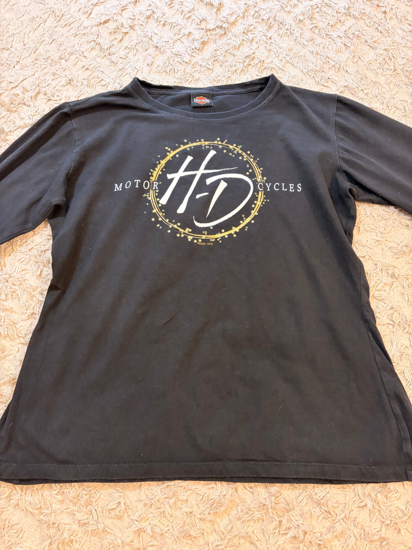 T-shirt Manches Longues Harley-Davidson Antelope Valley Lancaster California Noir Logo HD Étincelles Dorées Inscription Manche 100% Coton – Femme – Taille M/L