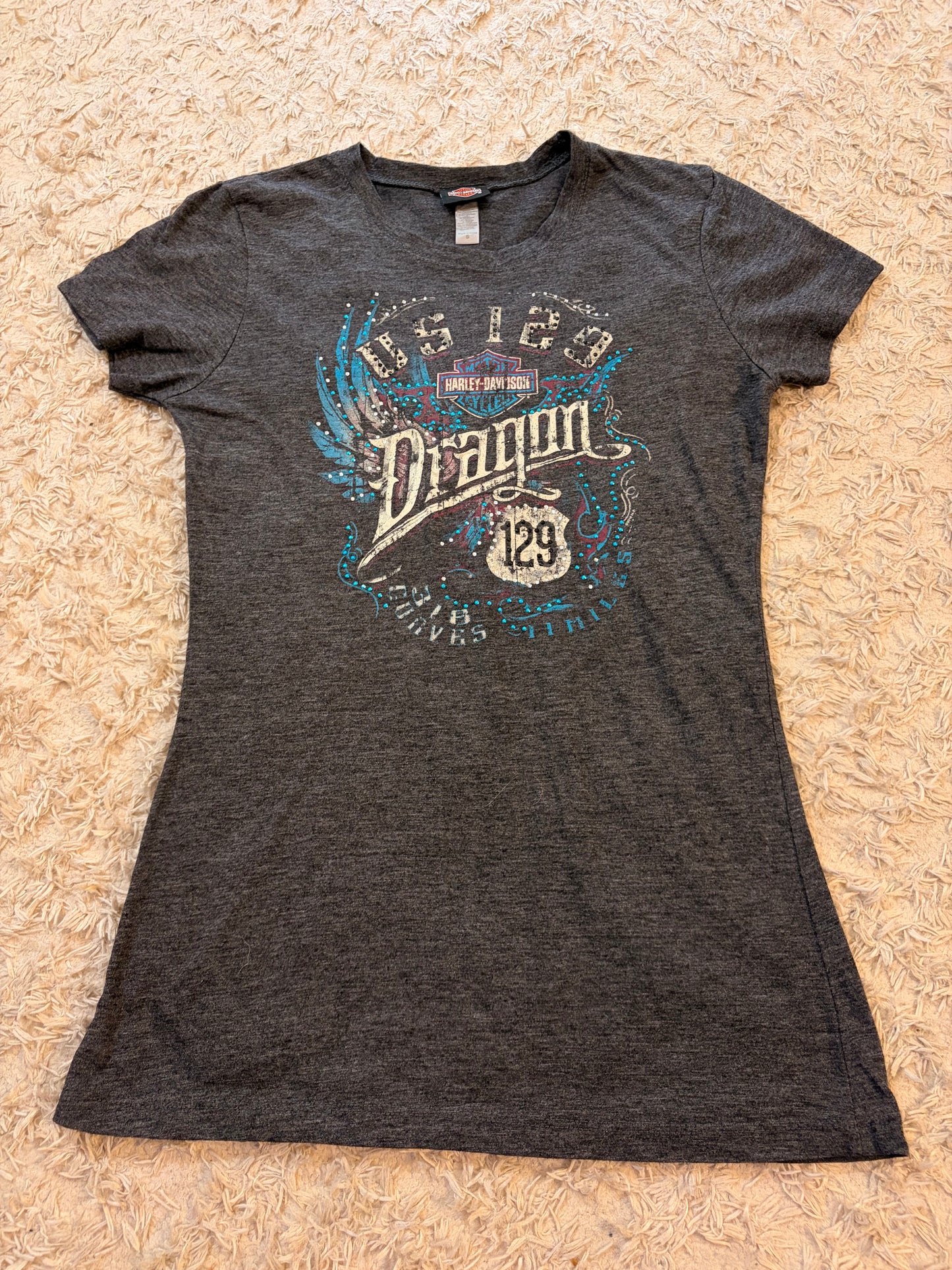 T-shirt Harley-Davidson US 129 Tail of the Dragon Tallassee Tennessee Gris Anthracite Chiné Ailes Bleu Turquoise Effet Vintage 65% Polyester – Femme – Taille S
