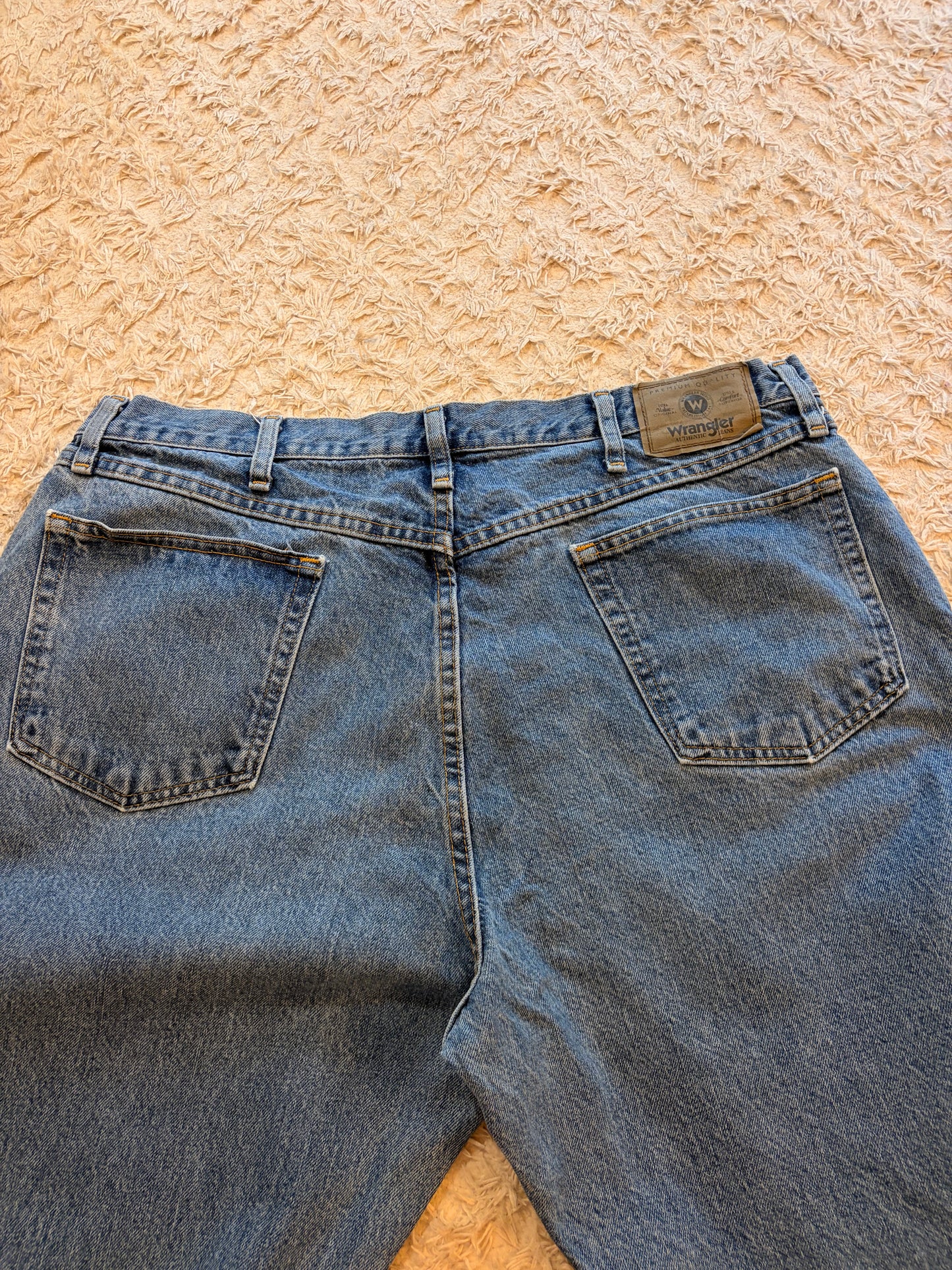 Jean Wrangler Authentic Relaxed Fit Bleu Moyen Délavé 100% Coton W38/L30 – Homme – Taille 48