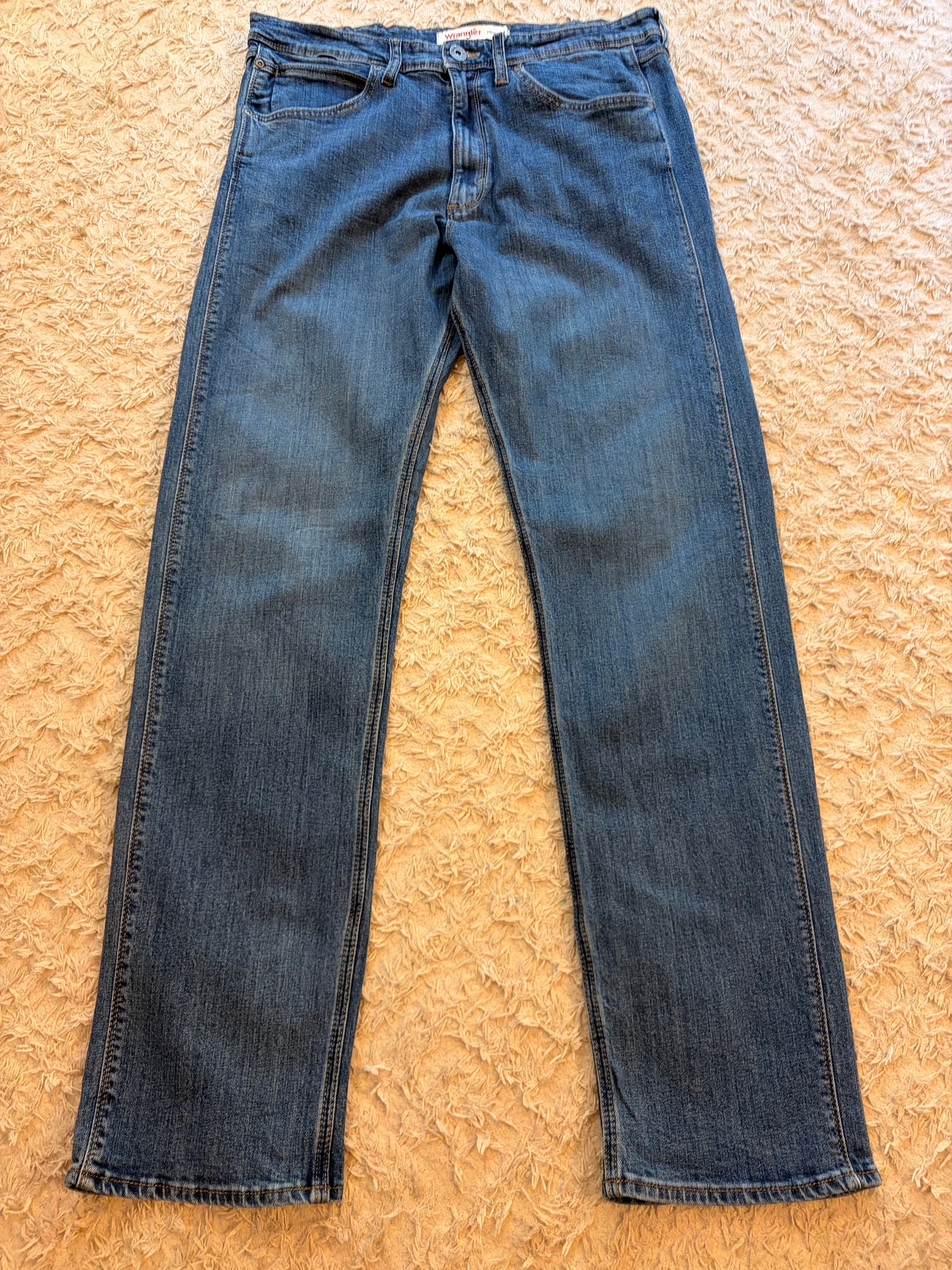 Jean Wrangler Regular Fit Bleu Moyen Délavage Naturel 98% Coton 2% Élasthanne Stretch W34/L32 – Homme – Taille 44