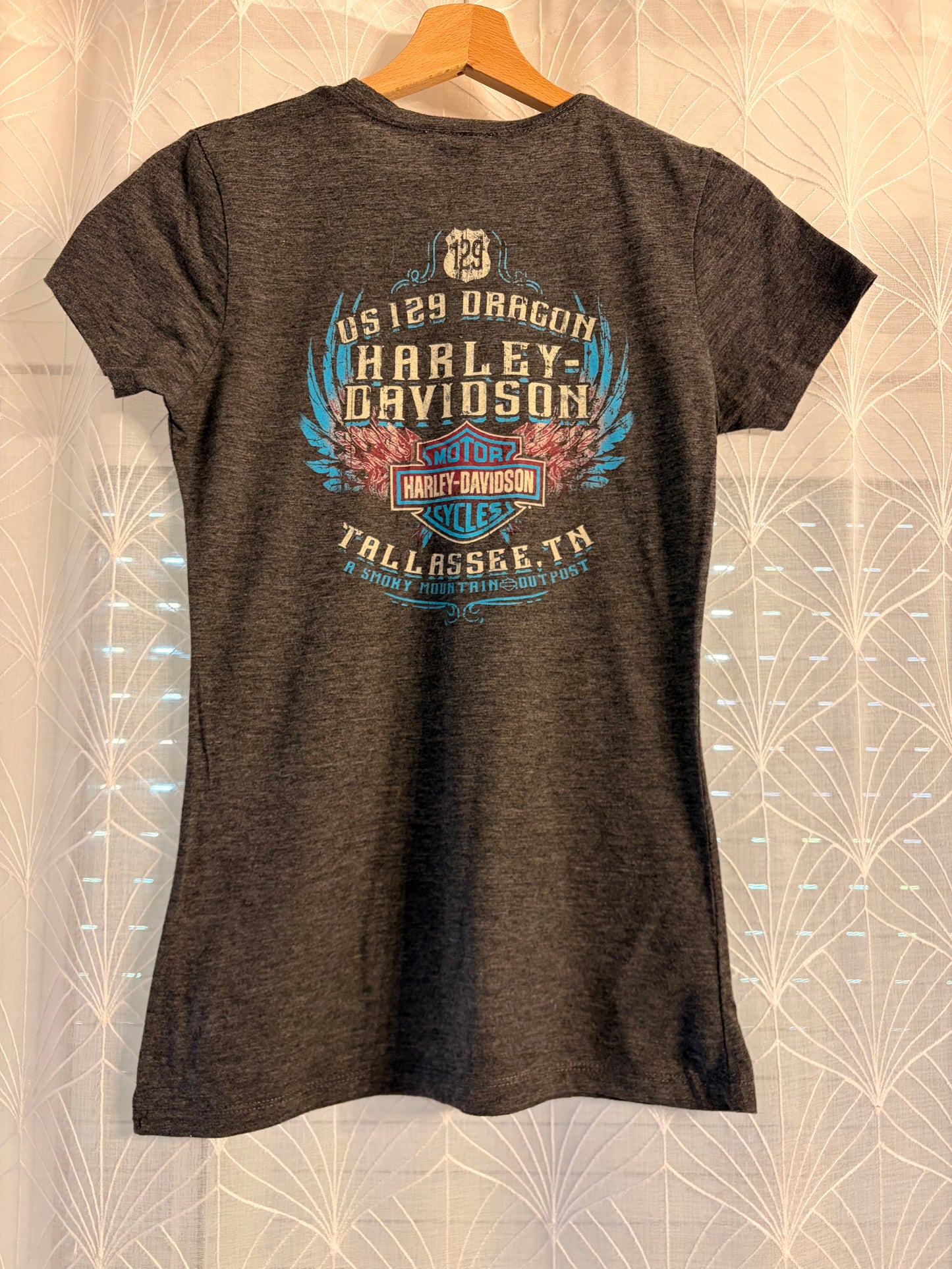 T-shirt Harley-Davidson US 129 Tail of the Dragon Tallassee Tennessee Gris Anthracite Chiné Ailes Bleu Turquoise Effet Vintage 65% Polyester – Femme – Taille S
