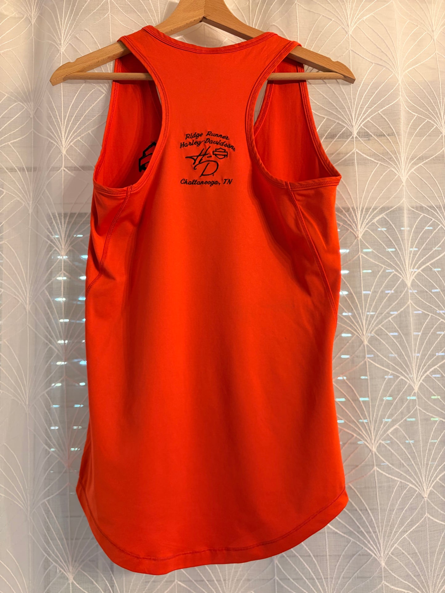 Débardeur Harley-Davidson Ridge Runner Chattanooga Tennessee Dos Nageur Racerback Orange Vif Brodé Cursive Noire 92% Polyester – Femme – Taille S