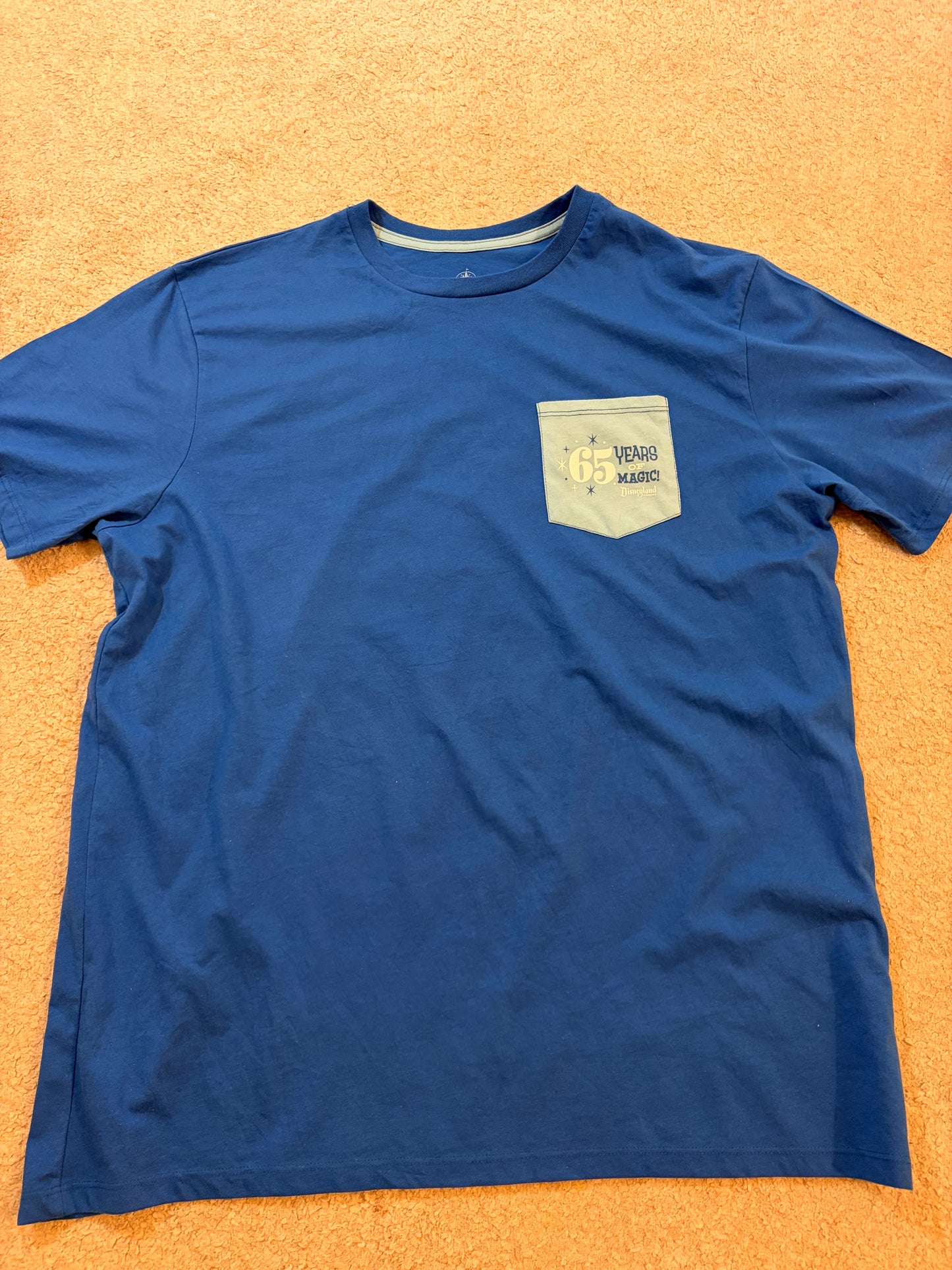 T-shirt Disney Parks « 65 Years of Magic » Disneyland Bleu à Poche – Taille XL