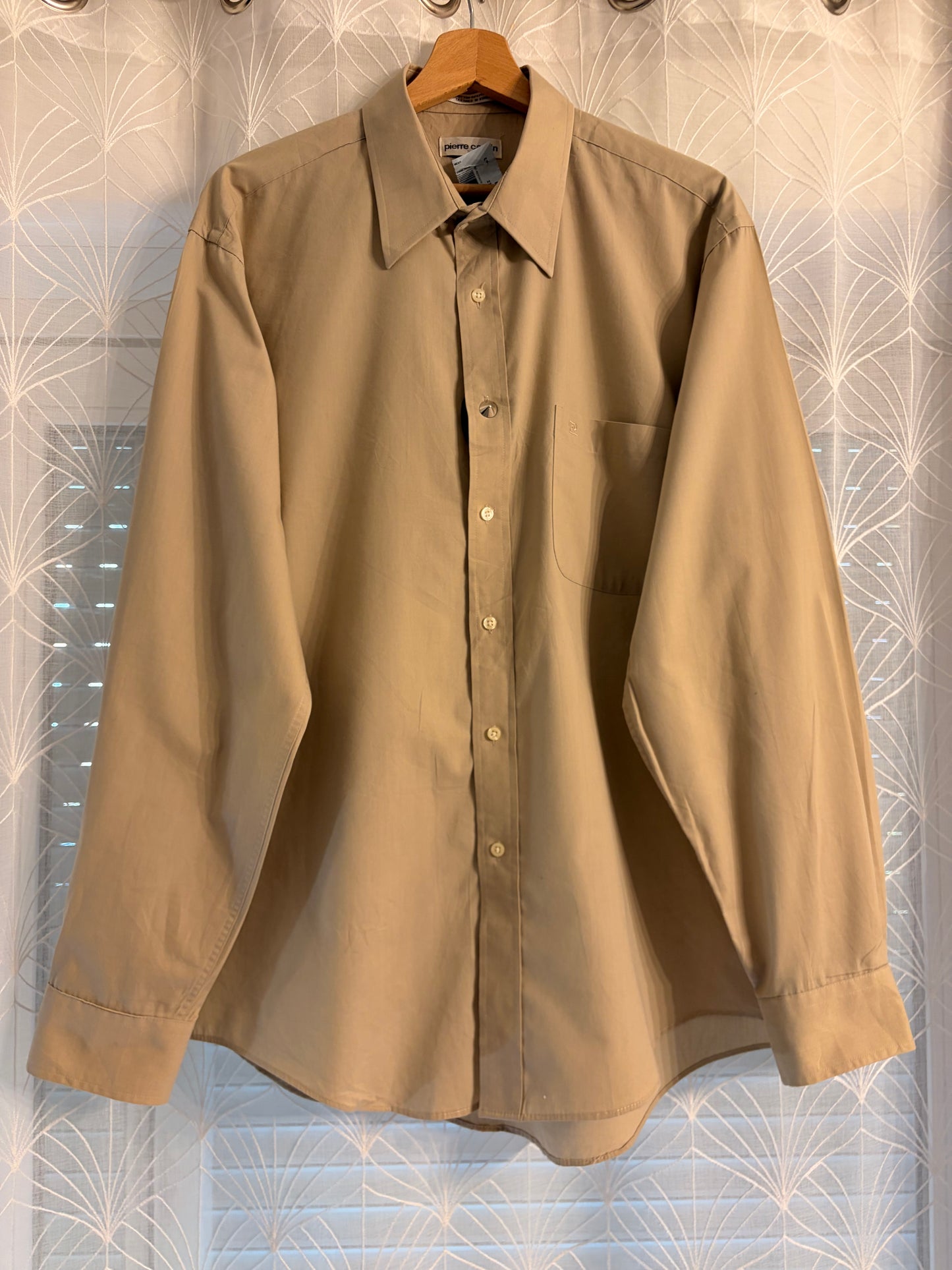 Chemise Pierre Cardin Beige Manches Longues – Neuve avec Étiquette – Taille L (16½)