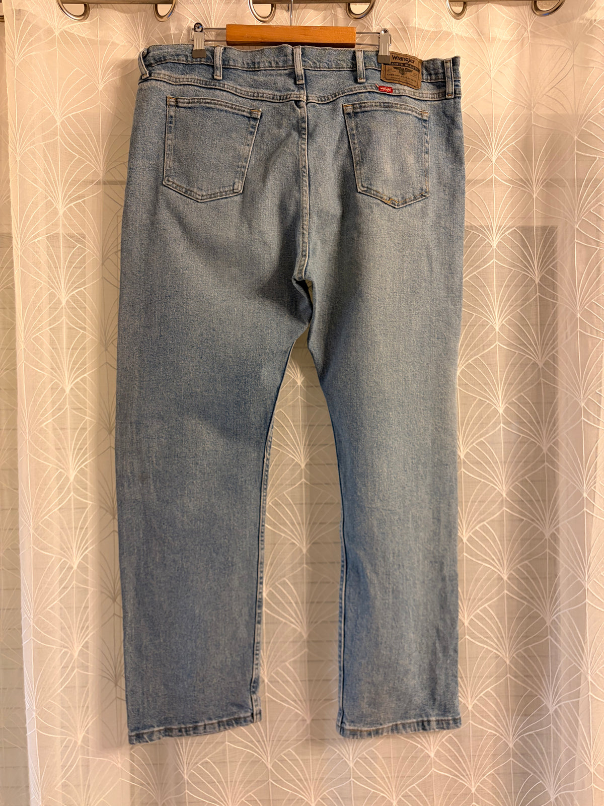 Jean Wrangler Premium Quality Classic Straight Bleu Clair Délavé 99% Coton Spandex W44/L32 (FR 52-54) – Homme Grande Taille – Très Bon état