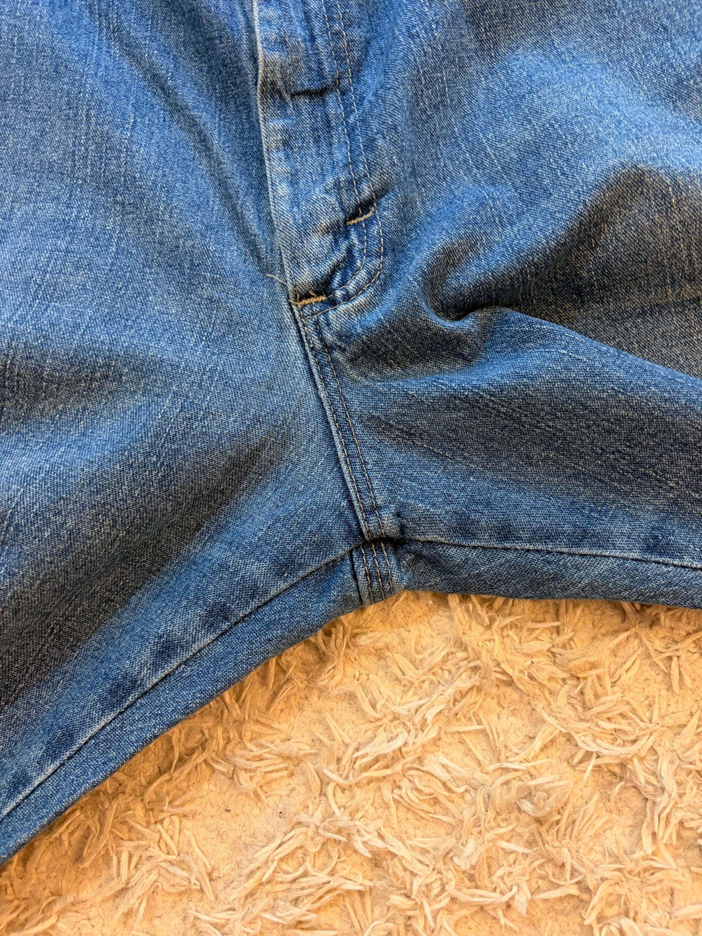 Jean Carpenter Wrangler Bleu Délavé Mid-Blue Boucle Marteau Poches Outils Triples Surpiqûres W34/L32 – Homme