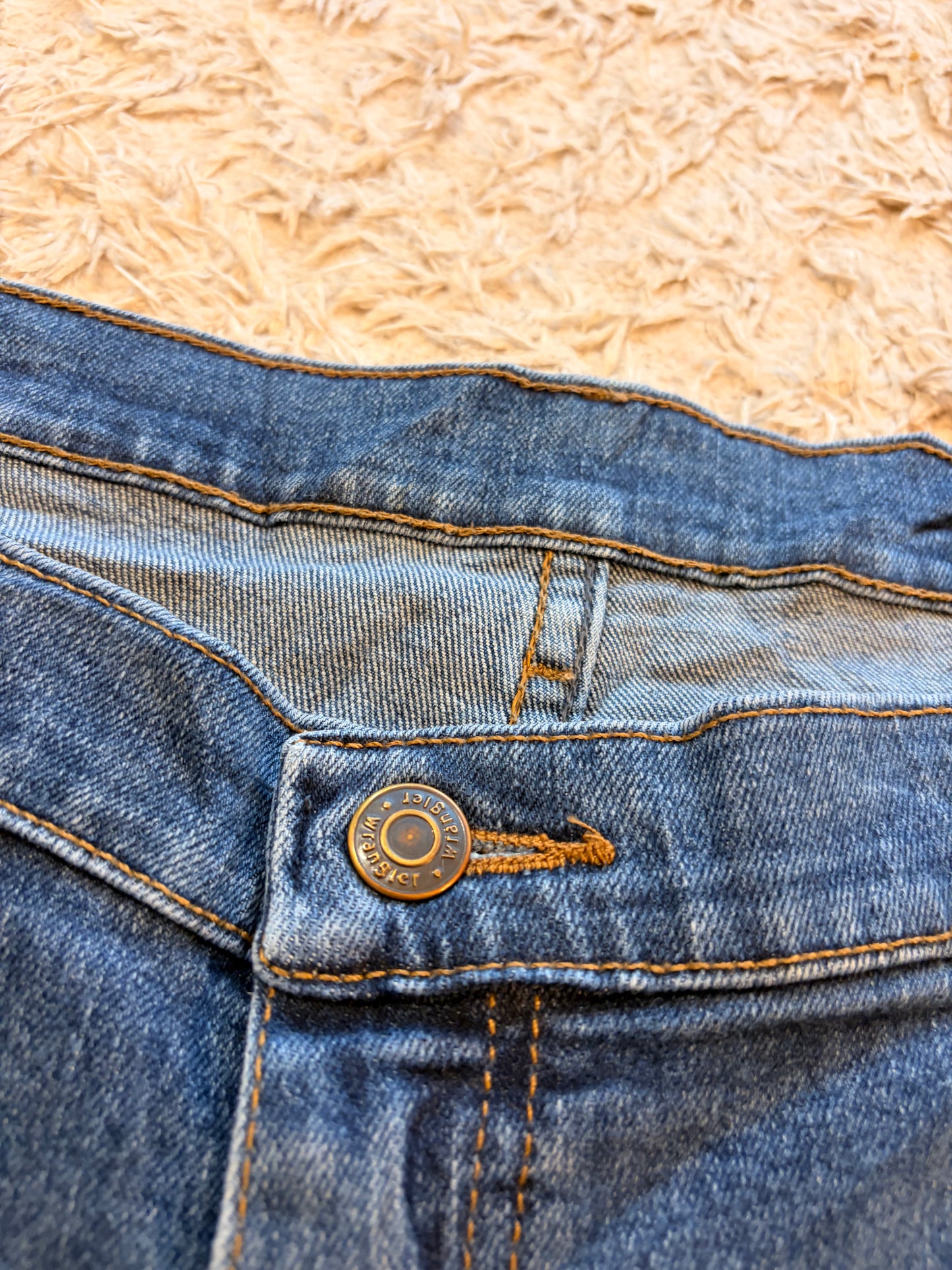 Jean Wrangler Premium Quality Comfort Guaranteed Bleu Moyen Délavage Naturel 86% Coton 12% Polyester 2% Élasthanne Regular Straight Made in Mexico W40/L30 – Homme – Taille 50