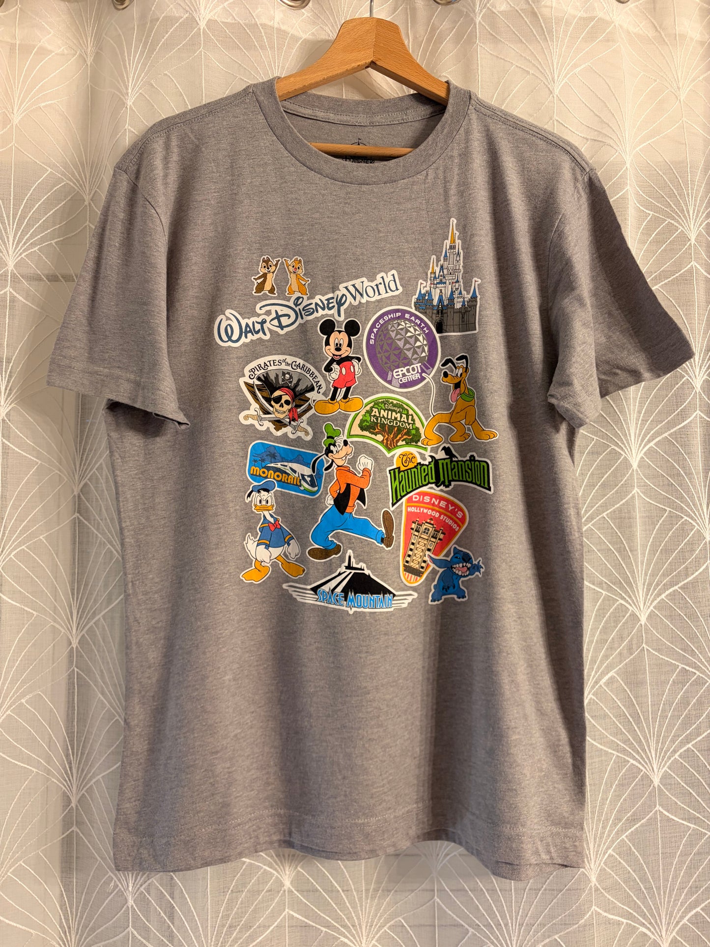T-shirt Walt Disney World Multi-Logos Attractions Badges Mickey Stitch EPCOT Gris Chiné – Mixte – Taille L