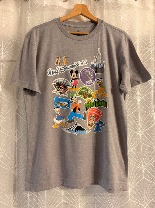 T-shirt Walt Disney World Multi-Logos Attractions Badges Mickey Stitch EPCOT Gris Chiné – Mixte – Taille L