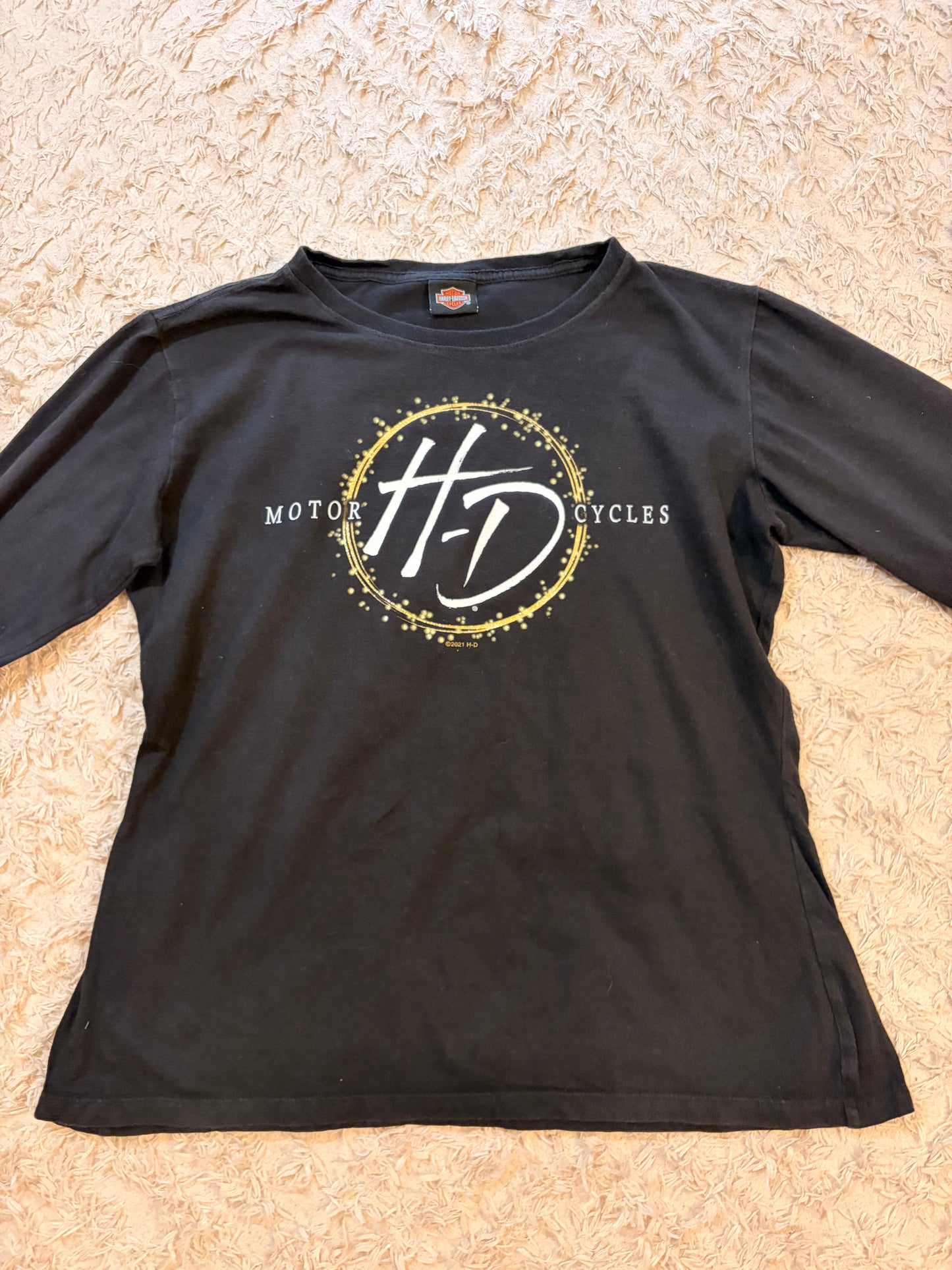 T-shirt Manches Longues Harley-Davidson Antelope Valley Lancaster California Noir Logo HD Étincelles Dorées Inscription Manche 100% Coton – Femme – Taille M/L
