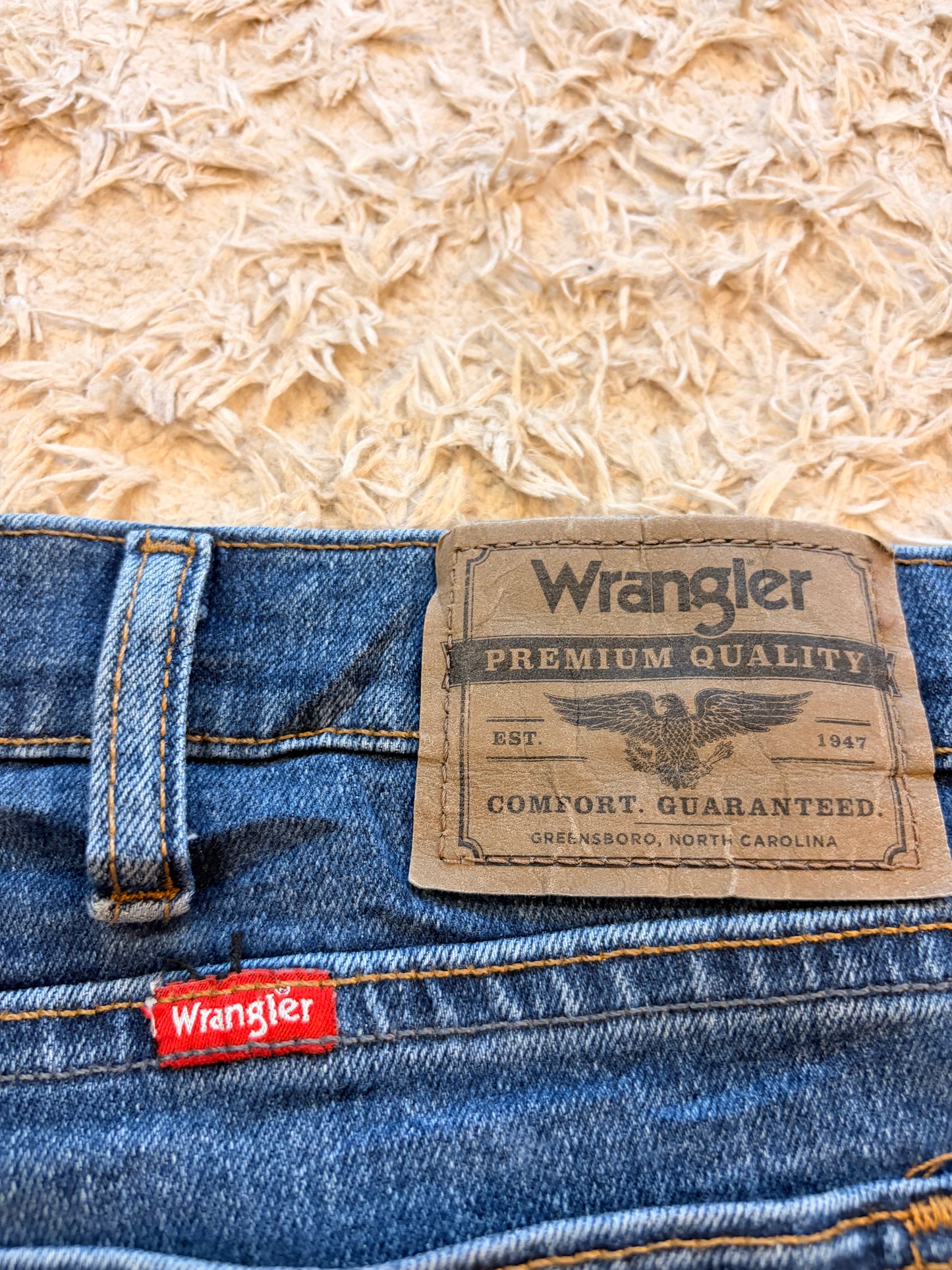 Jean Wrangler Premium Quality Comfort Guaranteed Bleu Moyen Délavage Naturel 86% Coton 12% Polyester 2% Élasthanne Regular Straight Made in Mexico W40/L30 – Homme – Taille 50