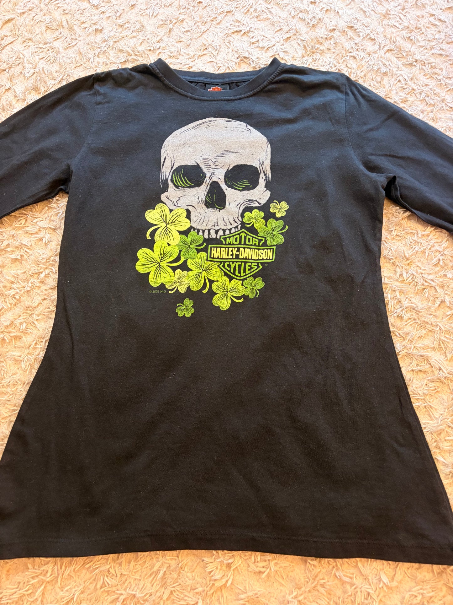 T-shirt Manches Longues Harley-Davidson 2022 Mt. Rainier Seattle Washington Noir Vert Fluo Crâne Trèfles Passes-Pouces 95% Coton Stretch – Femme – Taille M