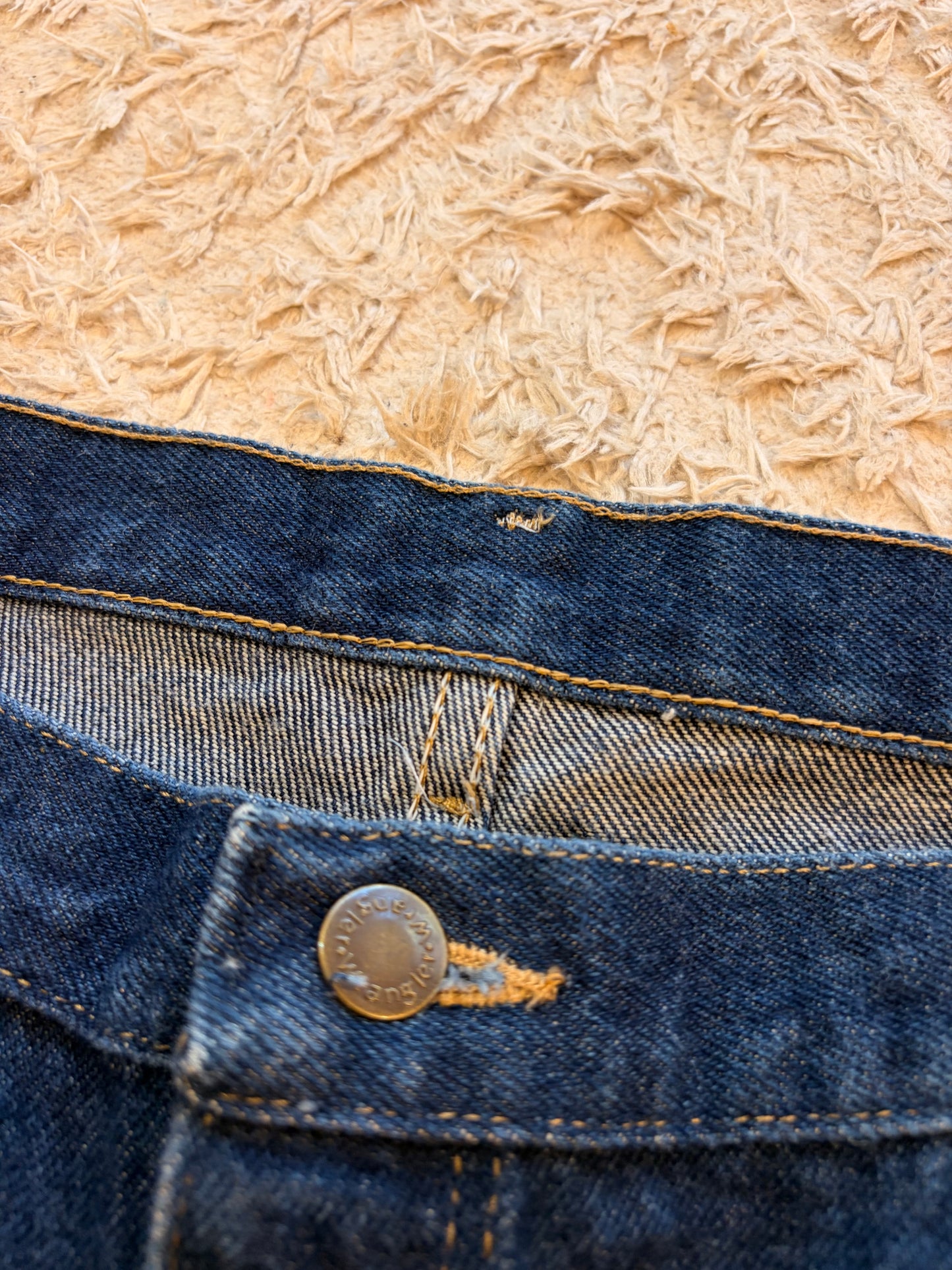 Jean Wrangler Rugged Wear Bleu Foncé Indigo 100% Coton Lourd Bouton Logoté Rivets Cuivre W40/L29 – Homme – Taille 50