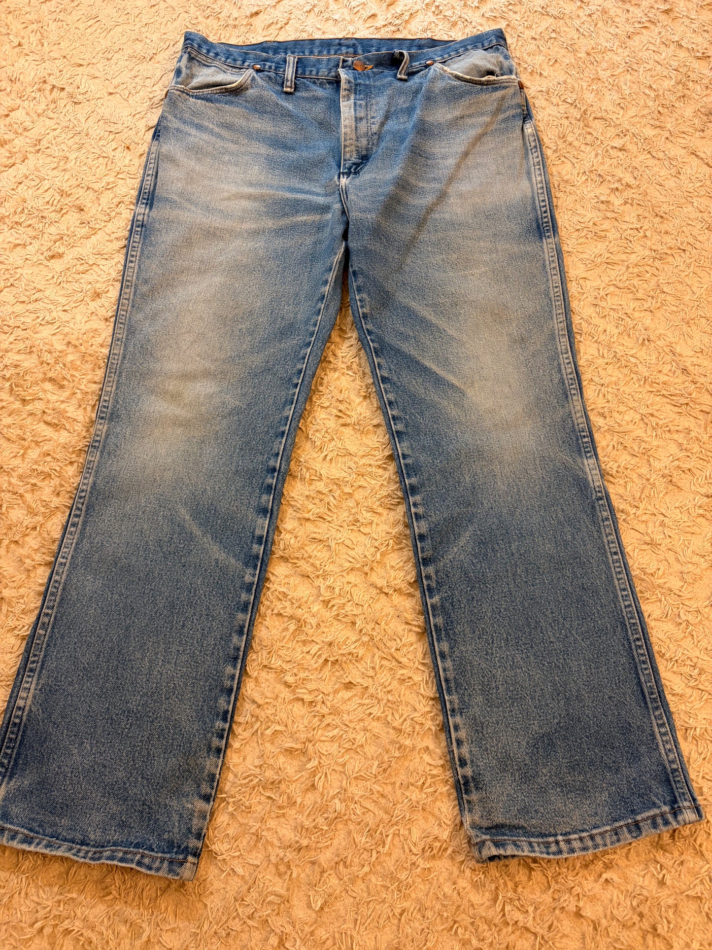 Jean Wrangler 946DEN Regular Fit Bleu Stonewash Light Blue 100% Coton Denim Lourd Patine Vintage W38/L30 – Homme