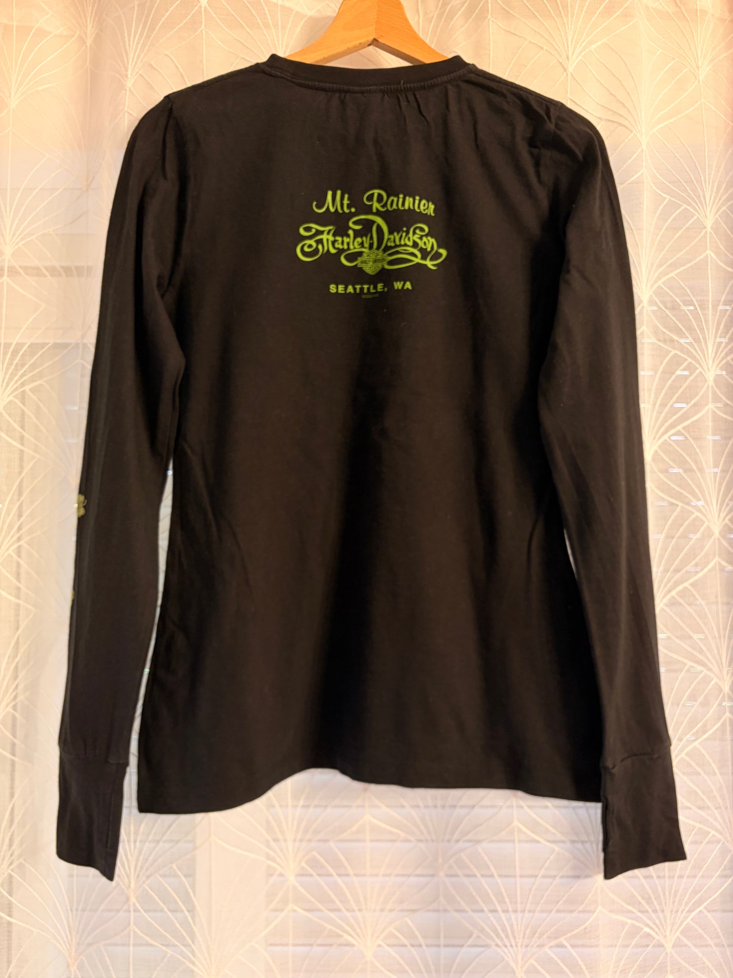 T-shirt Manches Longues Harley-Davidson 2022 Mt. Rainier Seattle Washington Noir Vert Fluo Crâne Trèfles Passes-Pouces 95% Coton Stretch – Femme – Taille M