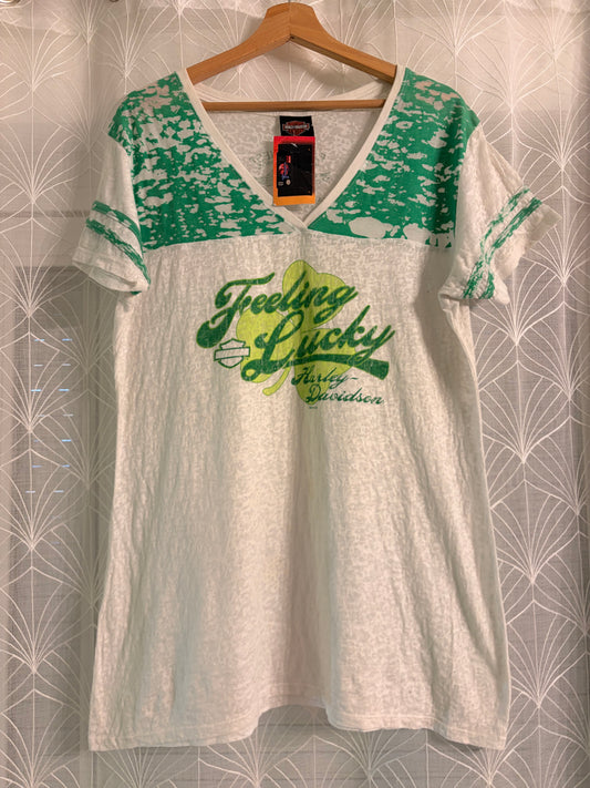 T-shirt Harley-Davidson « Feeling Lucky » Blanc/Vert – Neuf avec Étiquette – Femme – Taille 2XL