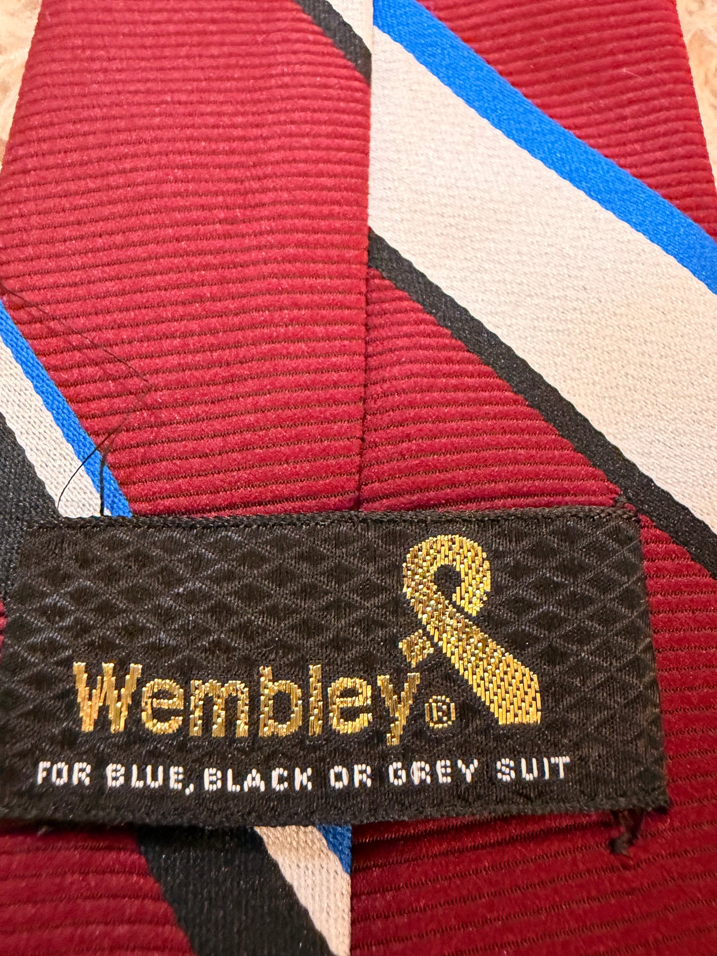 Cravate Wembley Vintage Bordeaux Rayures Diagonales Blanc/Bleu Roi/Noir Doublure Rouge Satinée Ivy League – Homme