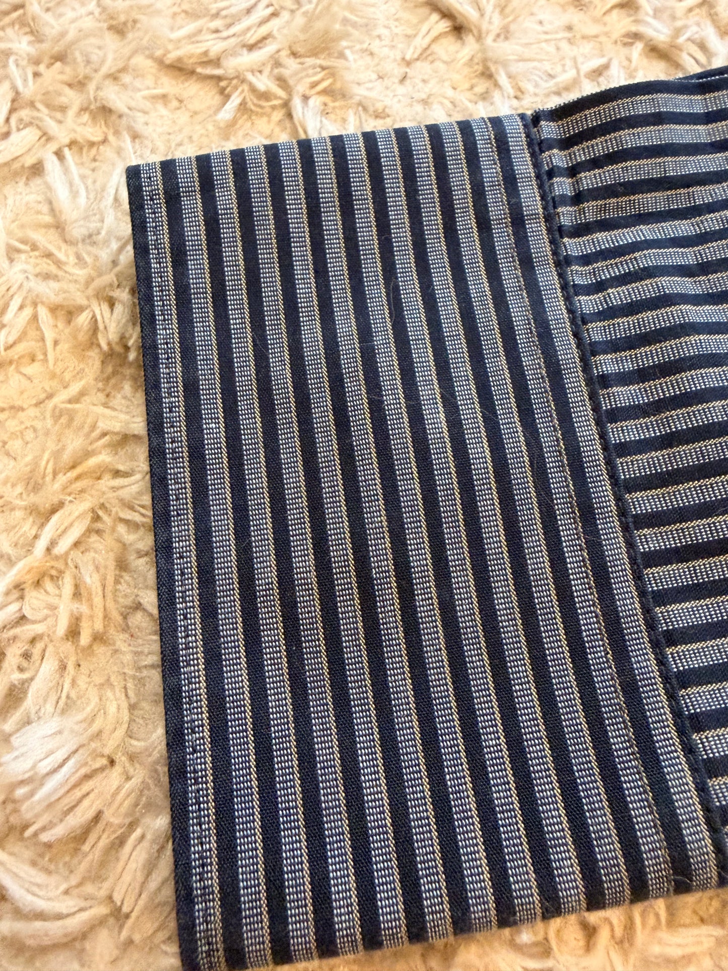 Chemise Perry Ellis Slim Fit Rayures Fines Bleu Marine/Gris Anthracite/Beige Doré 100% Coton Manches Longues – Homme – Taille M