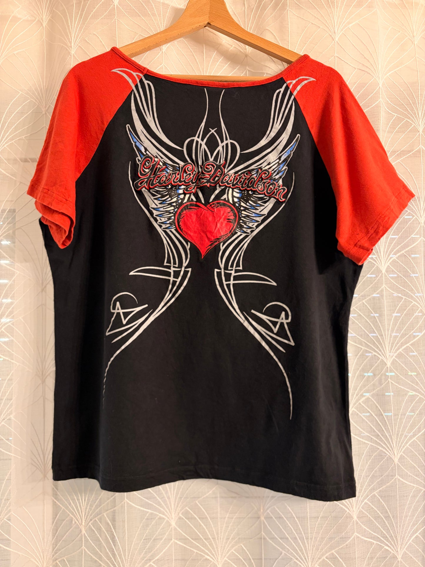 T-shirt Raglan Harley-Davidson MotorClothes Vintage Noir/Rouge Brodé Calligraphique Dos Tatouage Cœur Ailes Tribales 95% Coton – Femme – Taille XL