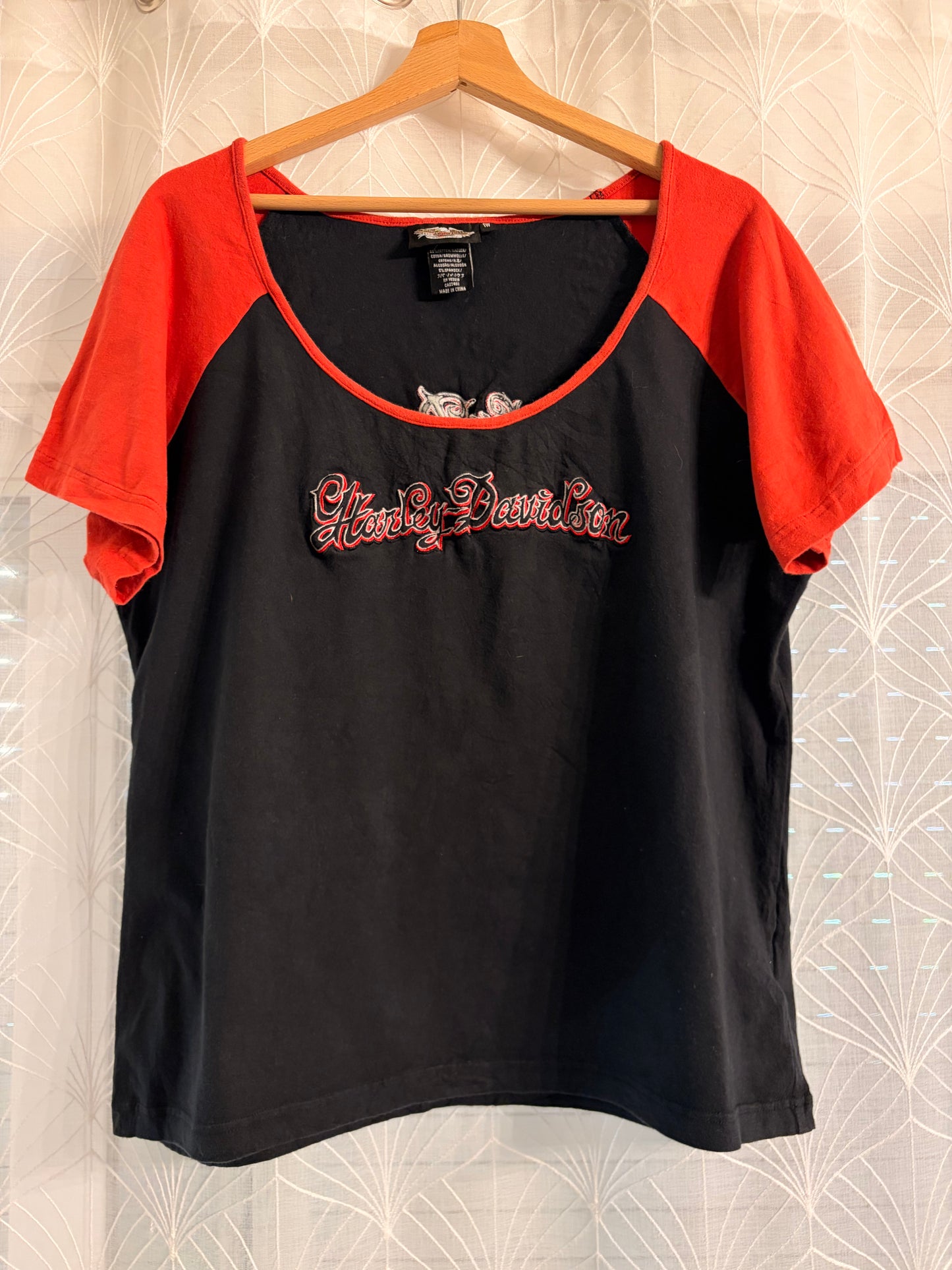 T-shirt Raglan Harley-Davidson MotorClothes Vintage Noir/Rouge Brodé Calligraphique Dos Tatouage Cœur Ailes Tribales 95% Coton – Femme – Taille XL