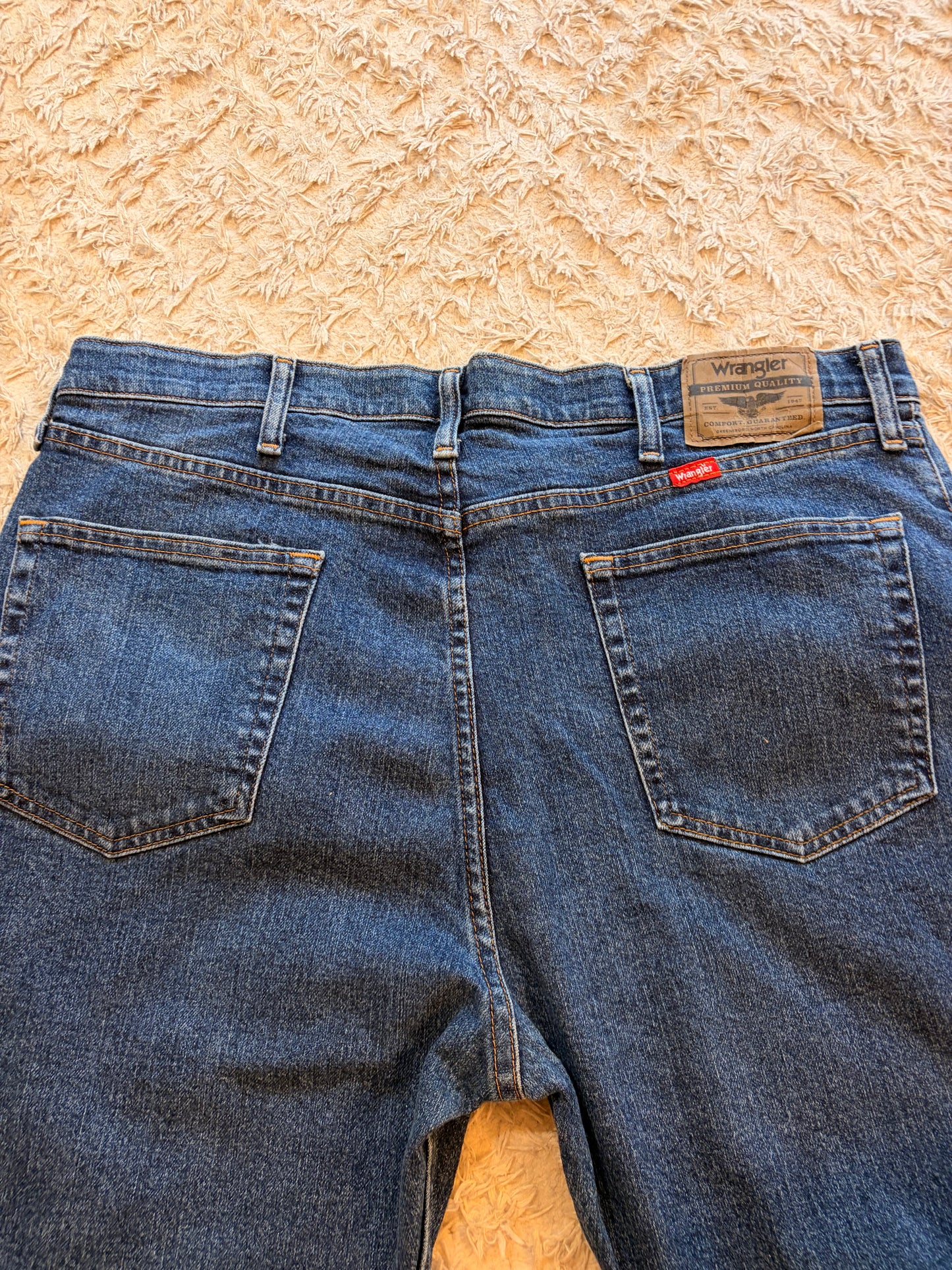 Jean Wrangler Authentics Regular Fit Comfort Flex Waistband Bleu Délavage Classique 88% Coton 10% Polyester 2% Spandex Ceinture Élastique W38/L30 – Homme – Taille 48