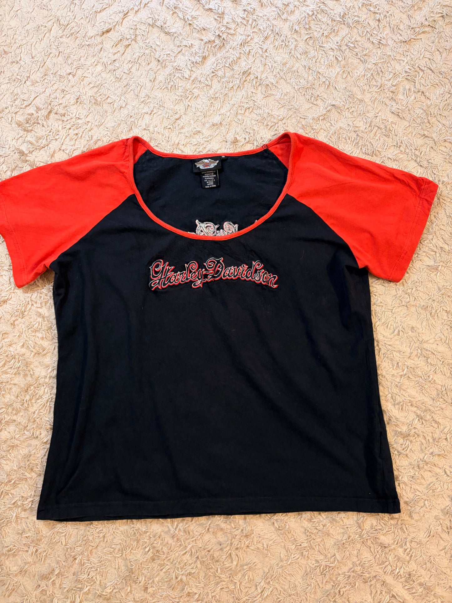 T-shirt Raglan Harley-Davidson MotorClothes Vintage Noir/Rouge Brodé Calligraphique Dos Tatouage Cœur Ailes Tribales 95% Coton – Femme – Taille XL