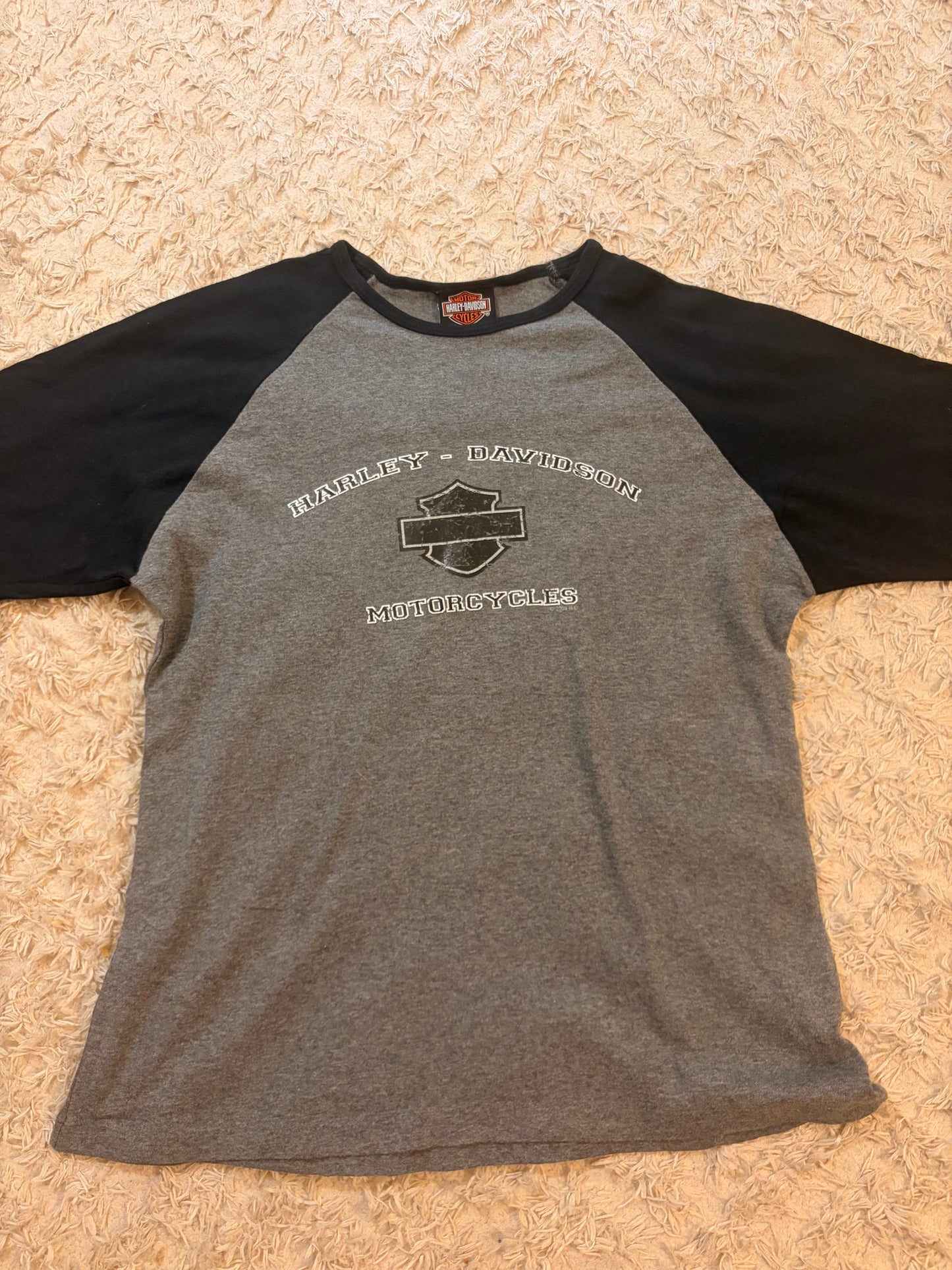 T-shirt Raglan Harley-Davidson Vintage 2004 La Crosse Area Onalaska Wisconsin Gris Chiné/Noir Manches 3/4 100% Coton Made in USA – Femme – Taille M/L