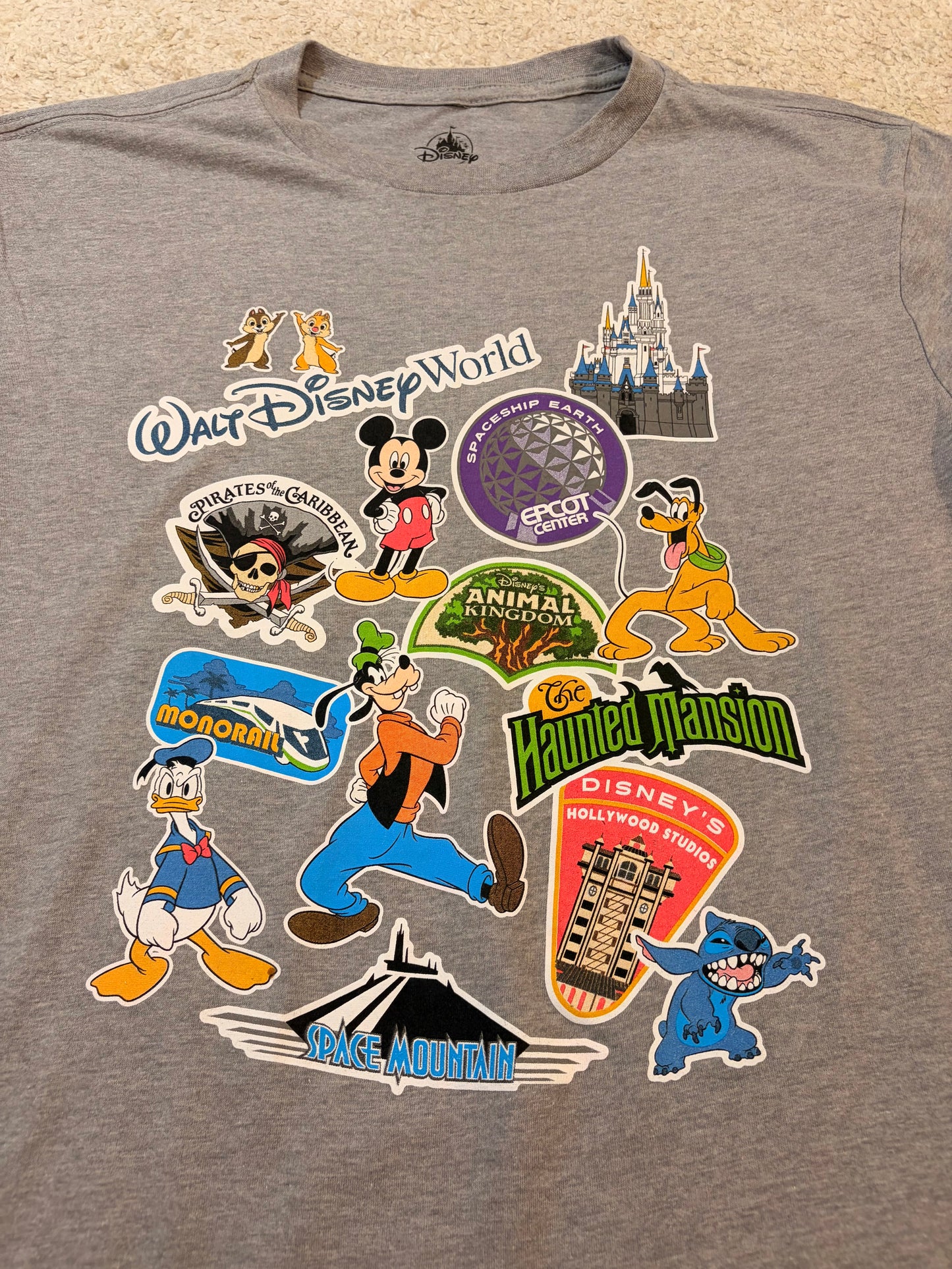 T-shirt Walt Disney World Multi-Logos Attractions Badges Mickey Stitch EPCOT Gris Chiné – Mixte – Taille L