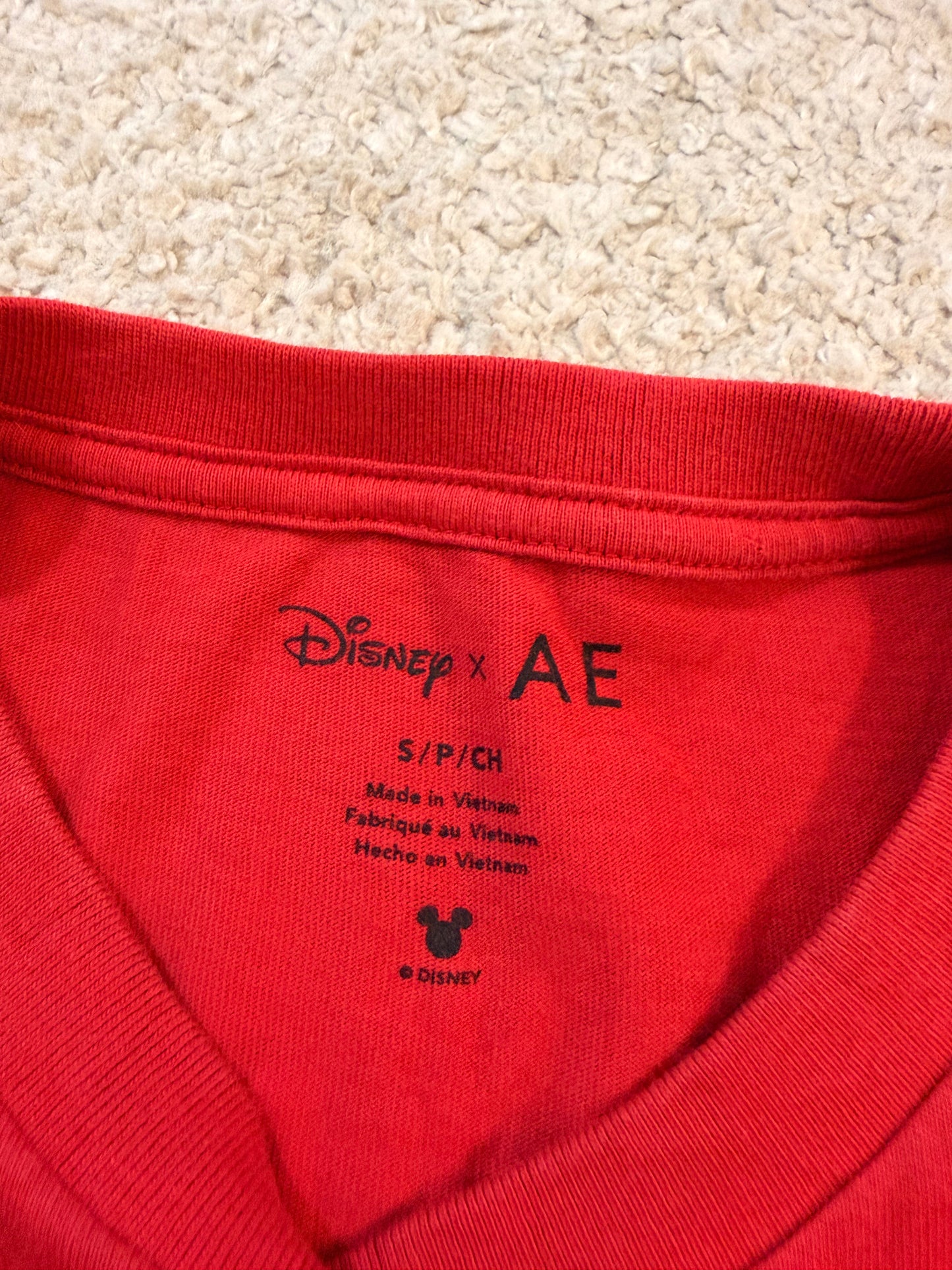 T-shirt Disney x American Eagle Mickey Feux d’Artifice Rouge – Taille S