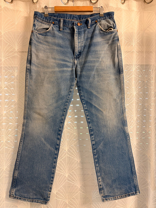 Jean Wrangler 946DEN Regular Fit Bleu Stonewash Light Blue 100% Coton Denim Lourd Patine Vintage W38/L30 – Homme