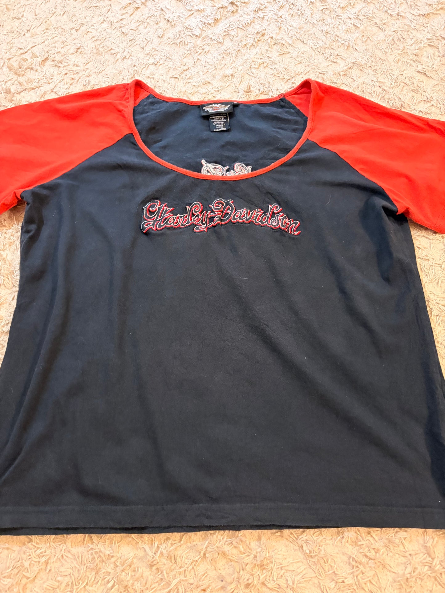T-shirt Raglan Harley-Davidson MotorClothes Vintage Noir/Rouge Brodé Calligraphique Dos Tatouage Cœur Ailes Tribales 95% Coton – Femme – Taille XL
