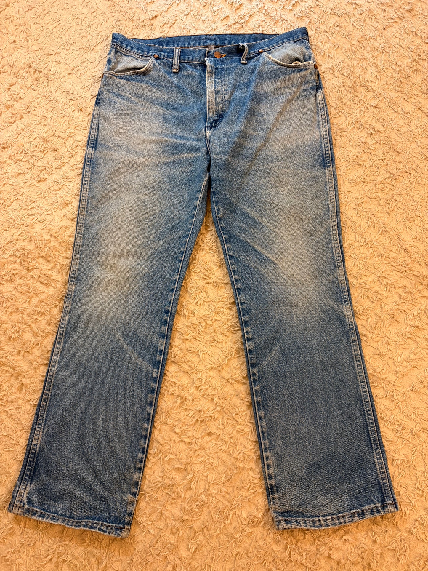 Jean Wrangler 946DEN Regular Fit Bleu Stonewash Light Blue 100% Coton Denim Lourd Patine Vintage W38/L30 – Homme